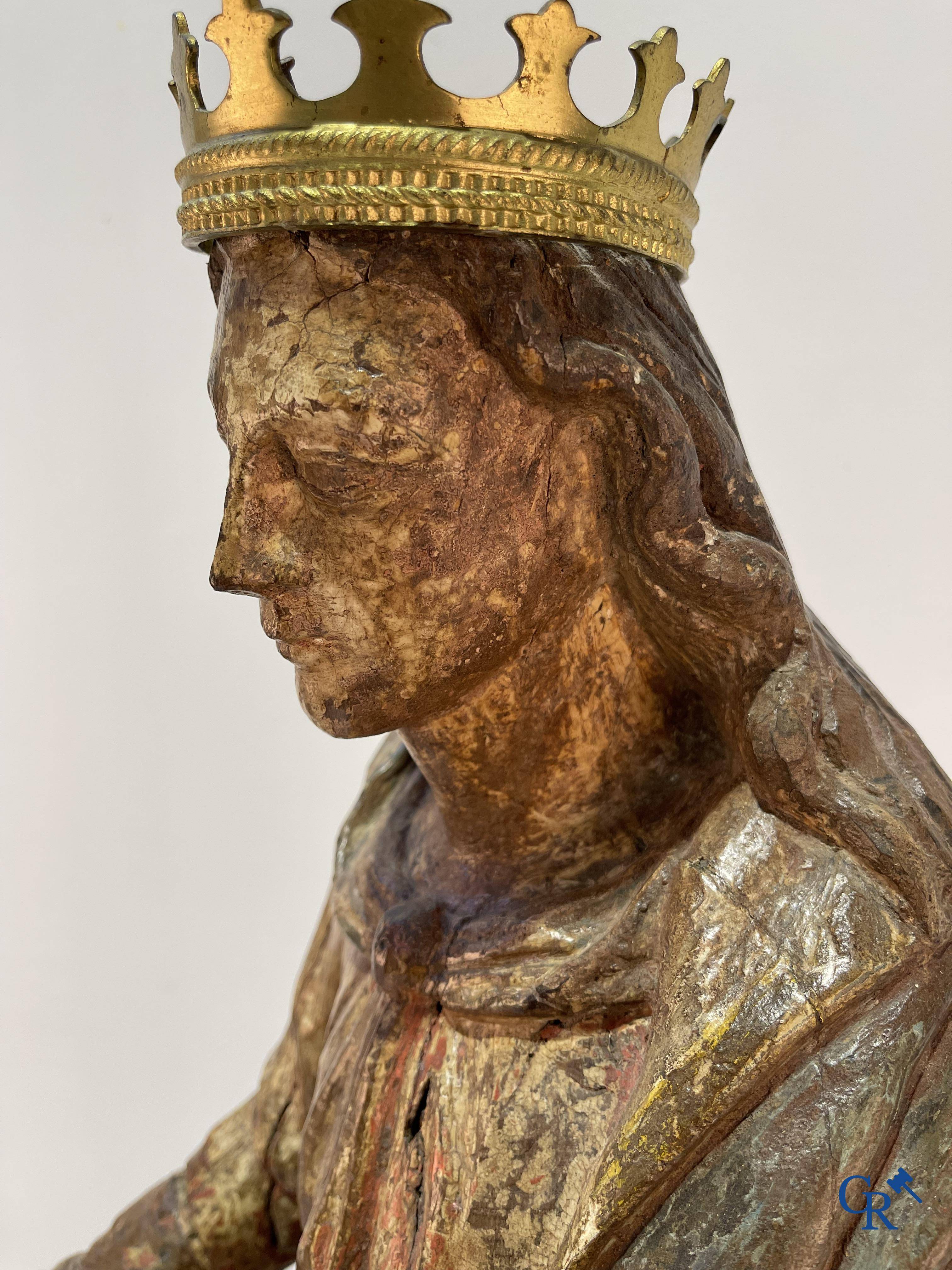 Religieuze objecten: Een houtgesculpteerde voorstelling van Sint Catharina en keizer Maxentius. 17e-18e eeuw.