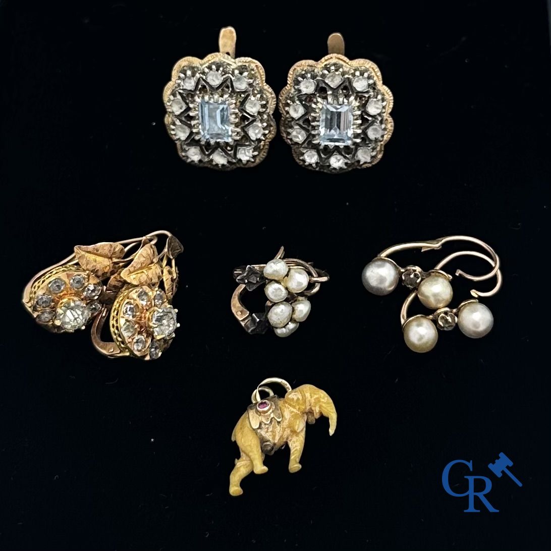 Jewellery: Lot of 2 pairs of earrings 18K, 2 pairs of small earrings 18K and a charm.