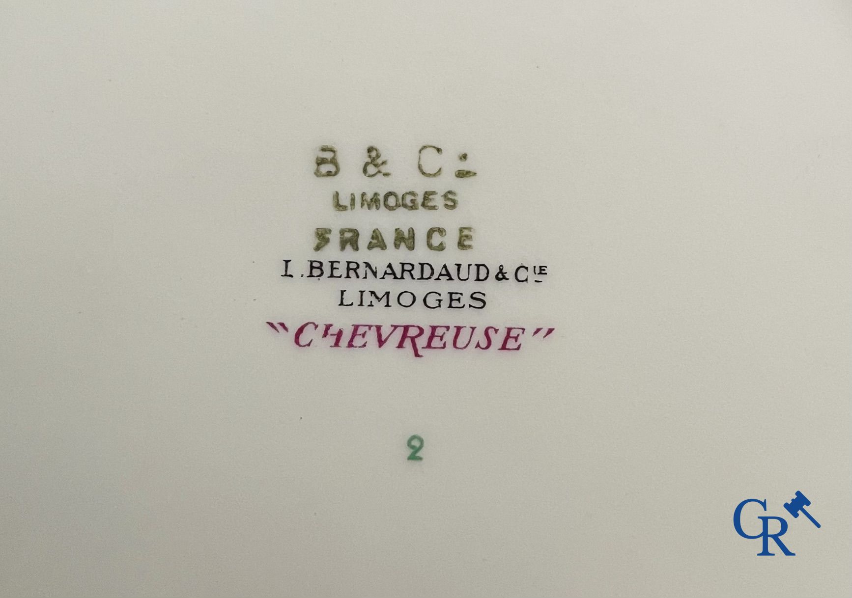 Limoges. L. Bernardaud & Cie. Beau service de table en porcelaine de Limoges. Modèle Chevreuse.