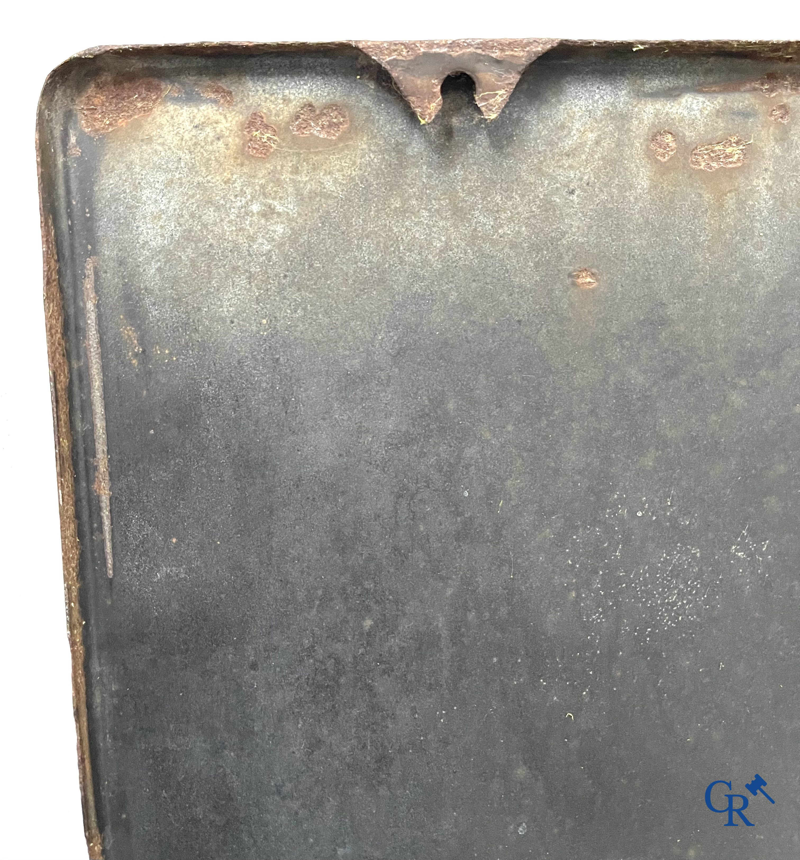 Mobiloil, Emaille reclamebord met grijze omranding en de Mobiloil Pegasus. Emaillerie Belge, T.P. Bruxelles 1953.