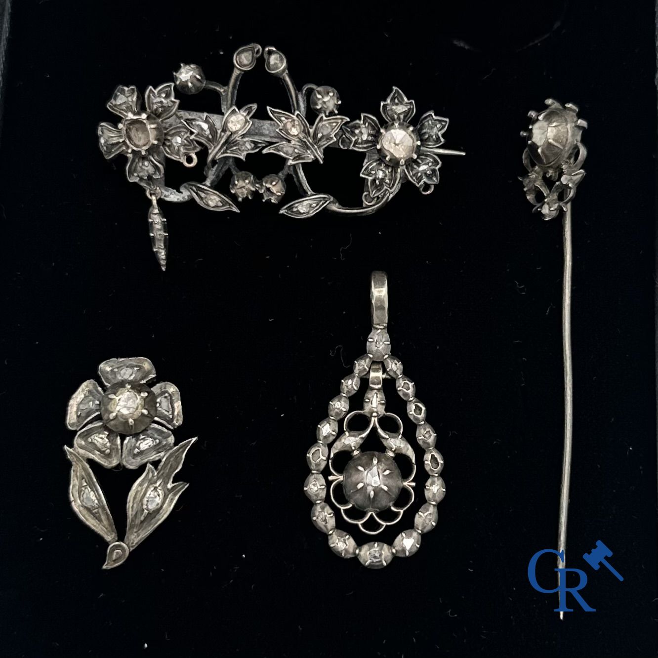 Jewellery: Lot of old jewellery in silver and diamonds.