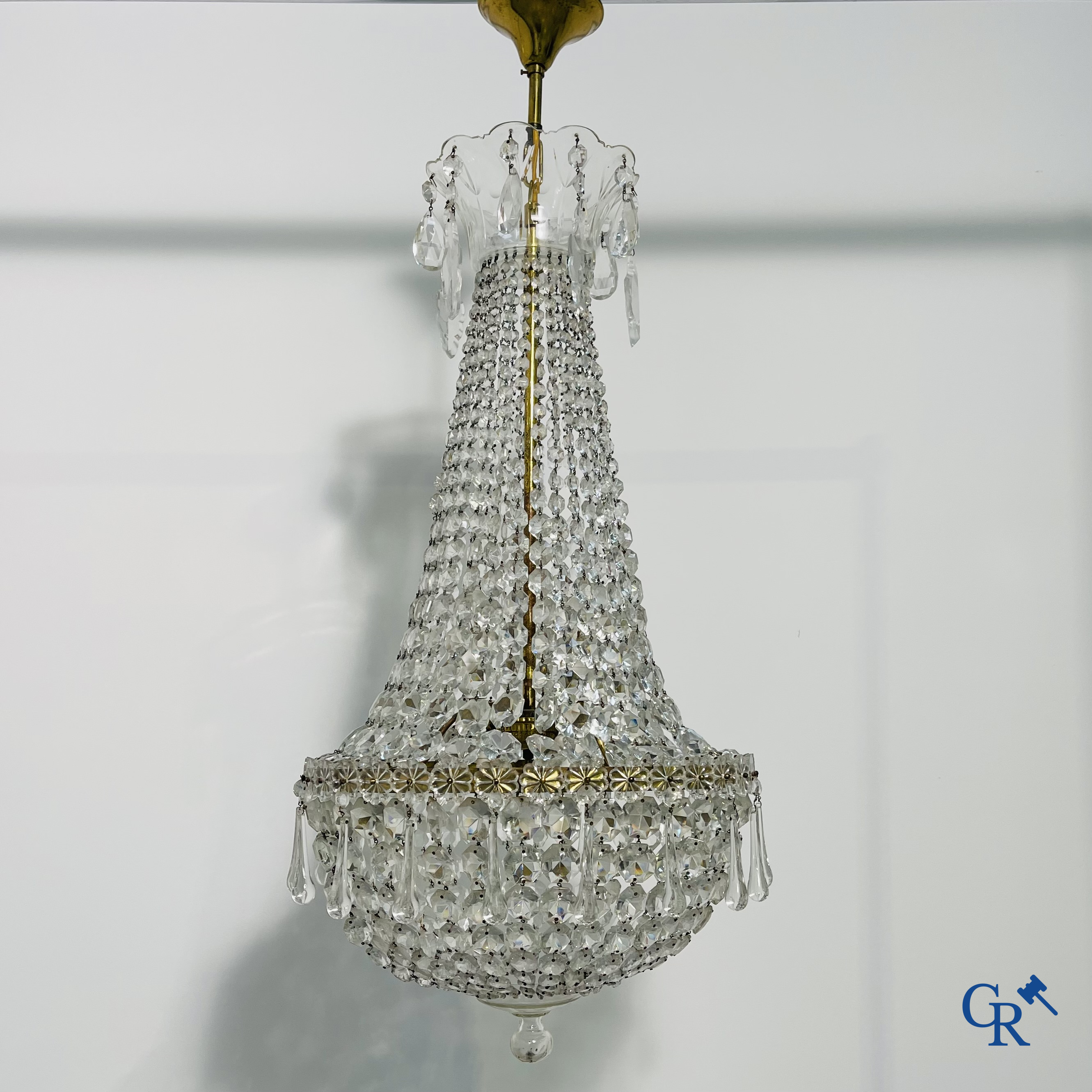 Chandelier: Beautiful Sac à pearles chandelier in crystal.