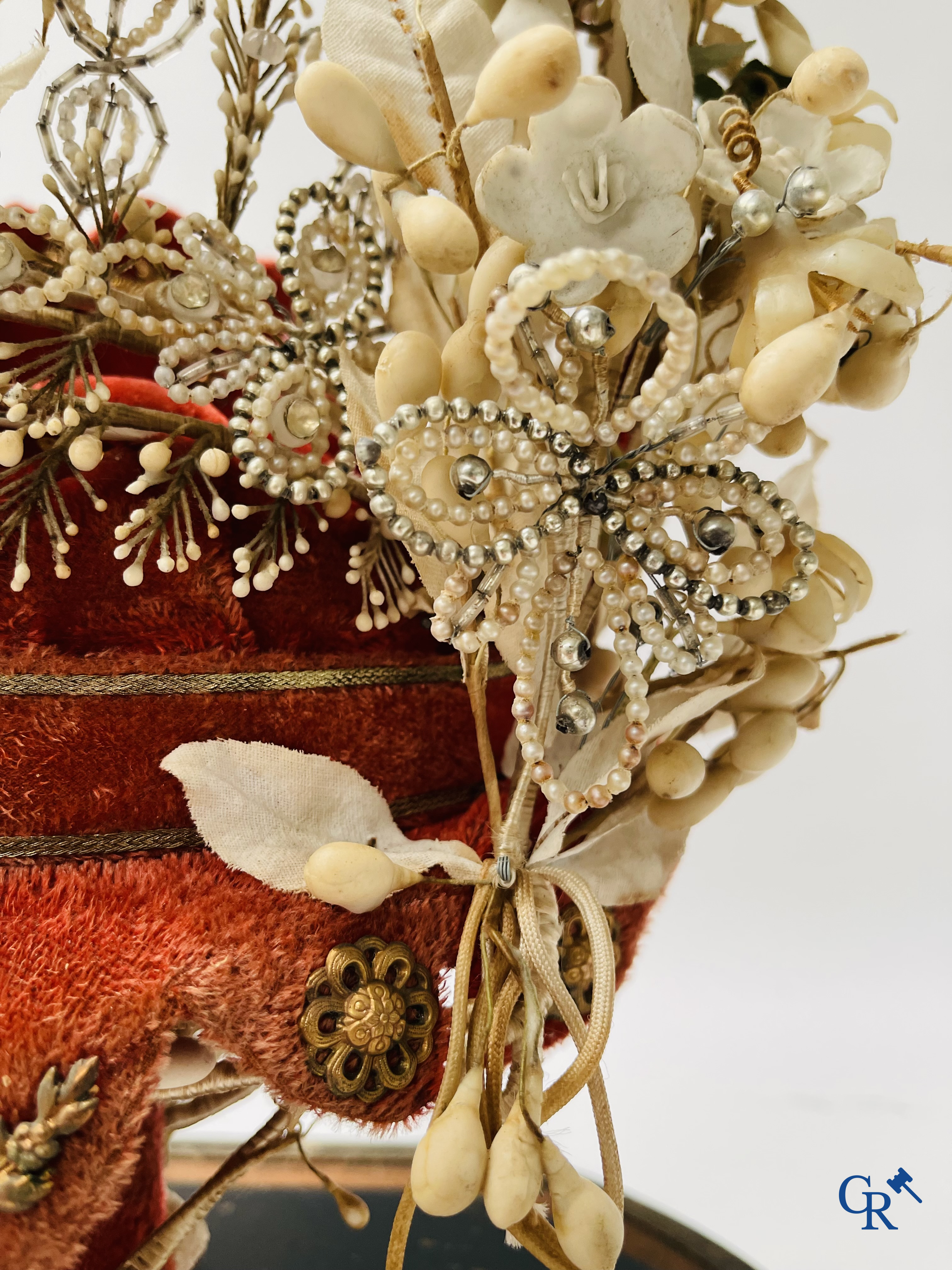 2 globes de mariée en verre, l'un avec des fleurs en biscuit, l'autre avec des miroirs, daté 1908.