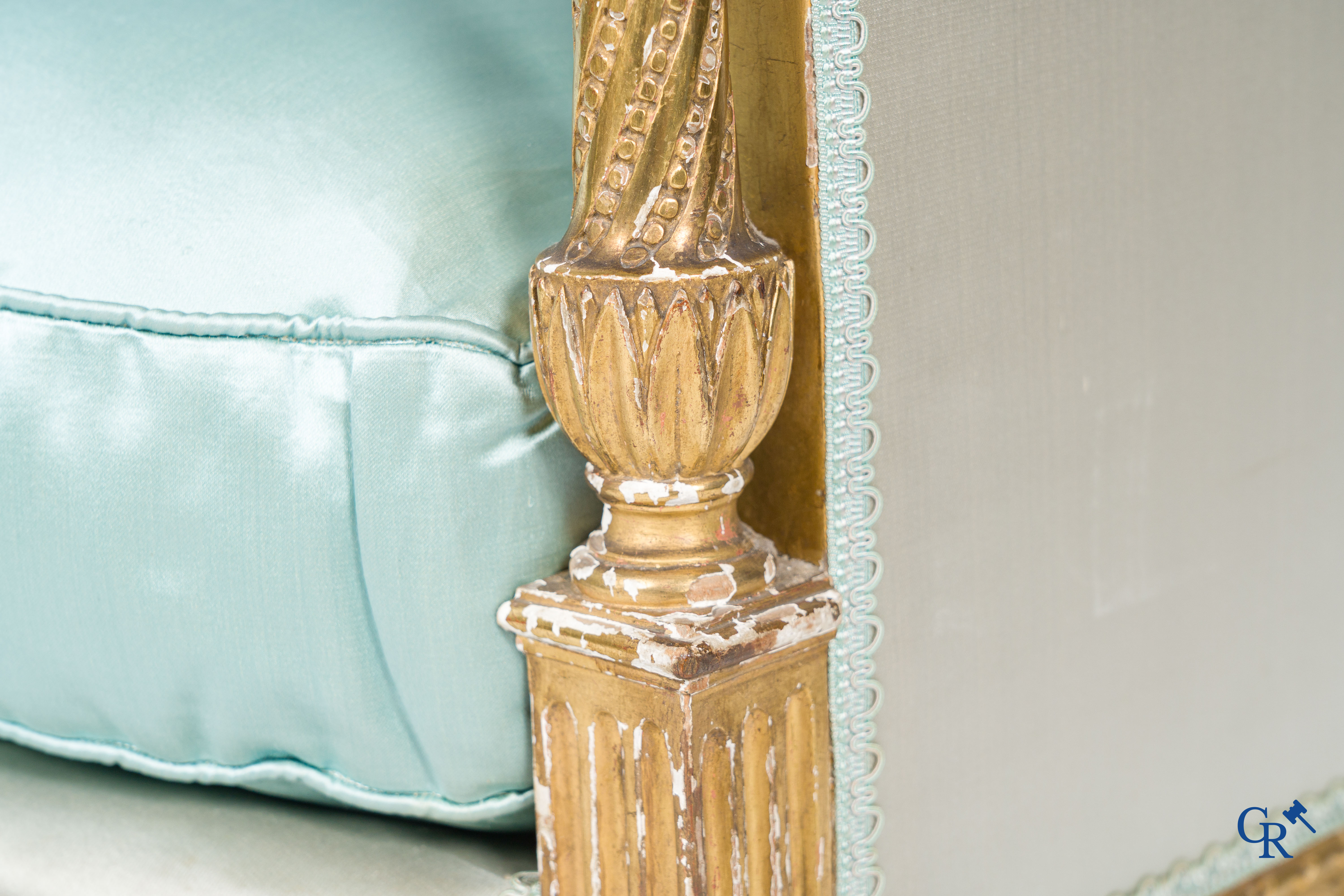 Lodewijk XVI-periode. Marquise in fijn gesculpteerd en verguld hout. Eind 18e eeuw.