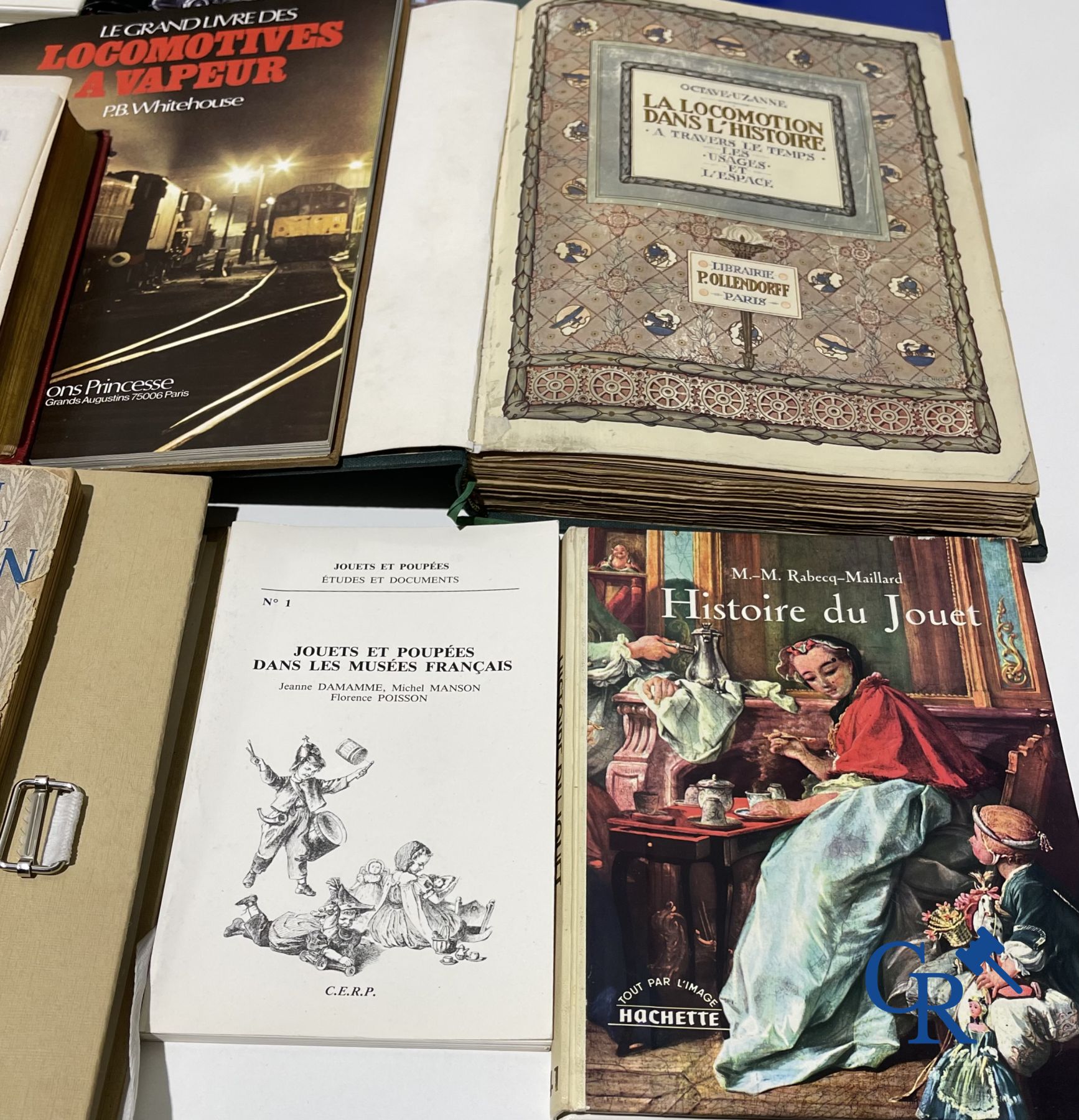 Oud speelgoed: Interessant lot diverse boeken aangaande speelgoed, kermis, de post, stoommachines, treinen, enz.