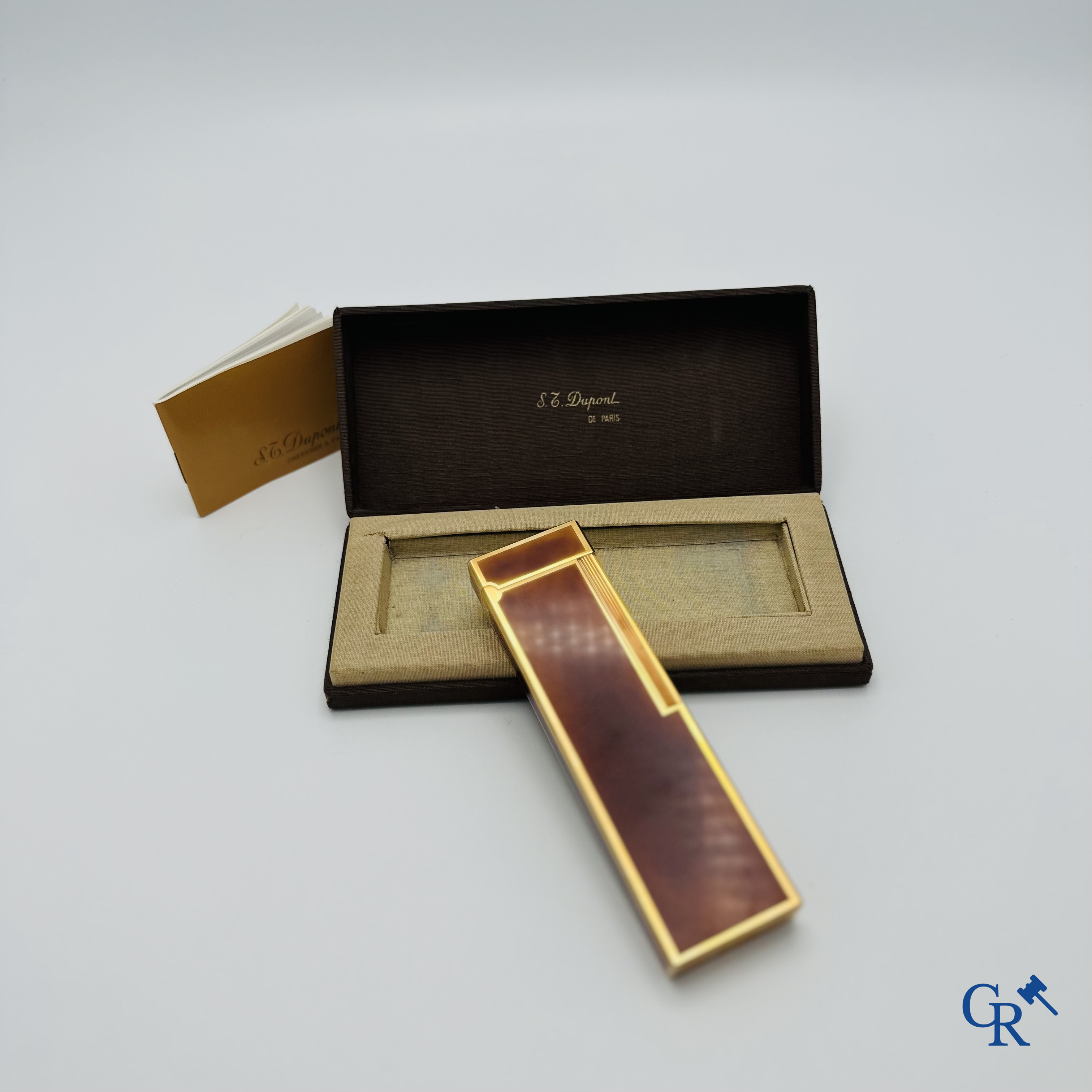 S.T. Dupont Orfèvres à Paris: Large lighter in Japanese lacquer. Signed by the Maker.
In his original pouch.