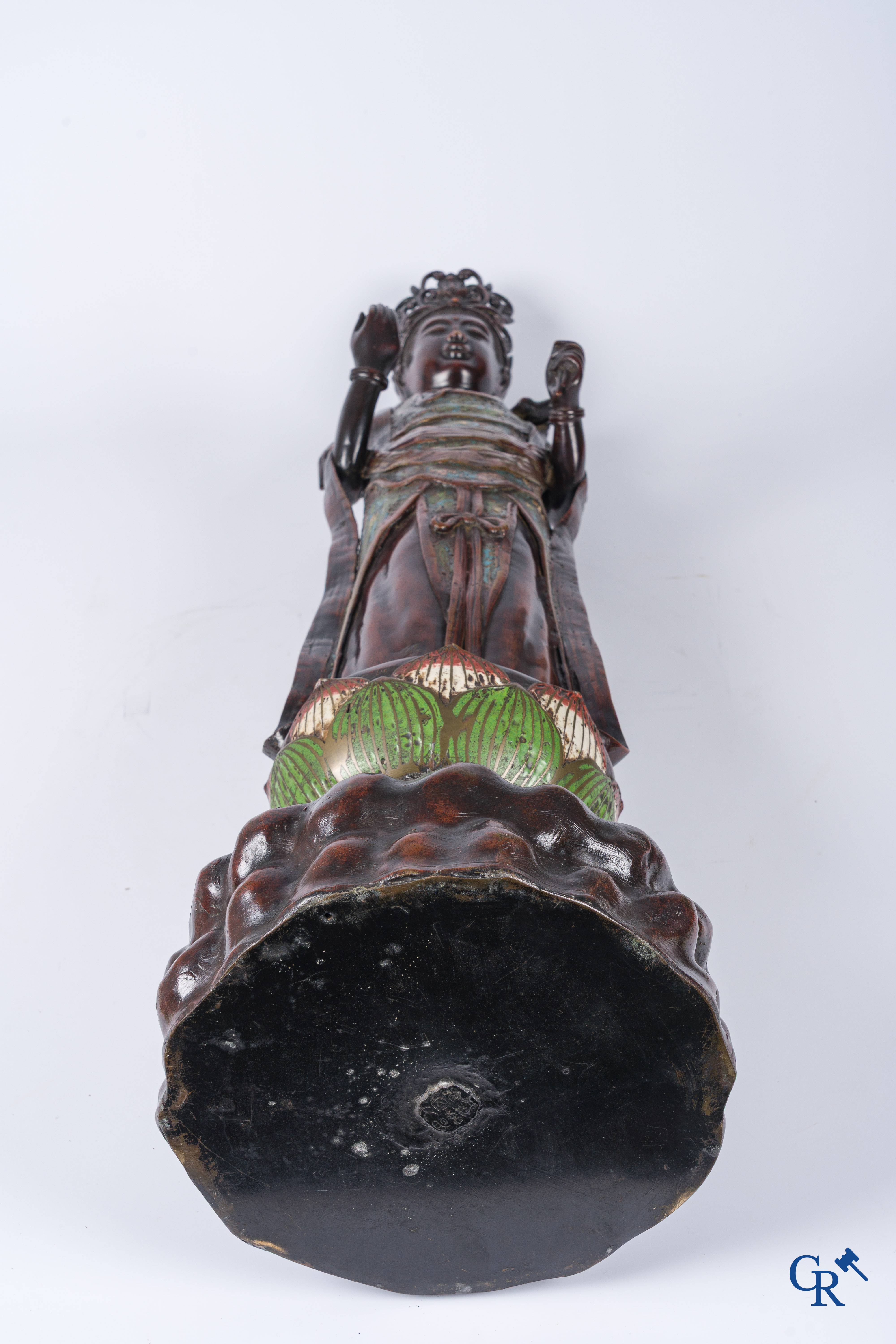 Aziatica, een grote Japanse champlevé bronzen figuur van een staande Guanyin. 19de eeuw.