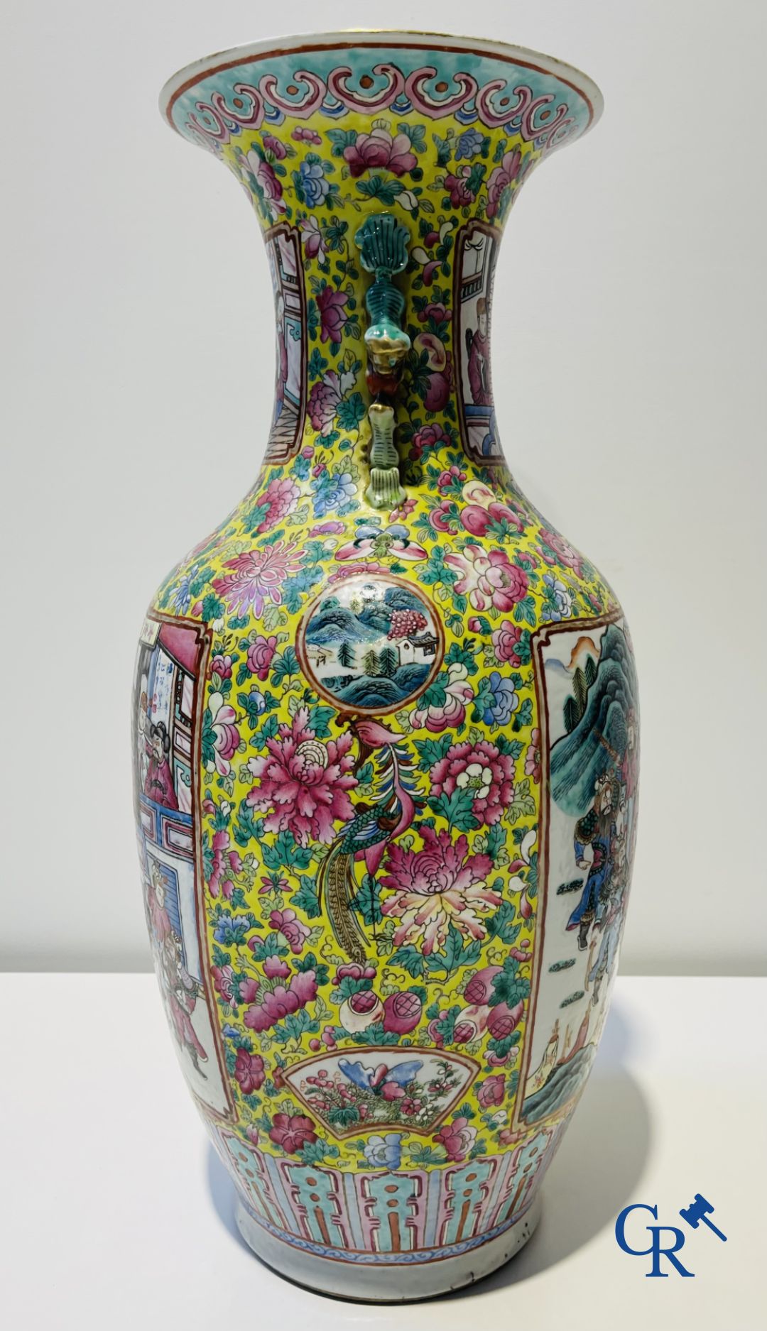 Art asiatique : Une paire de vases chinoise famille rose sur fond jaune avec des scènes de cour. XIXe siècle.