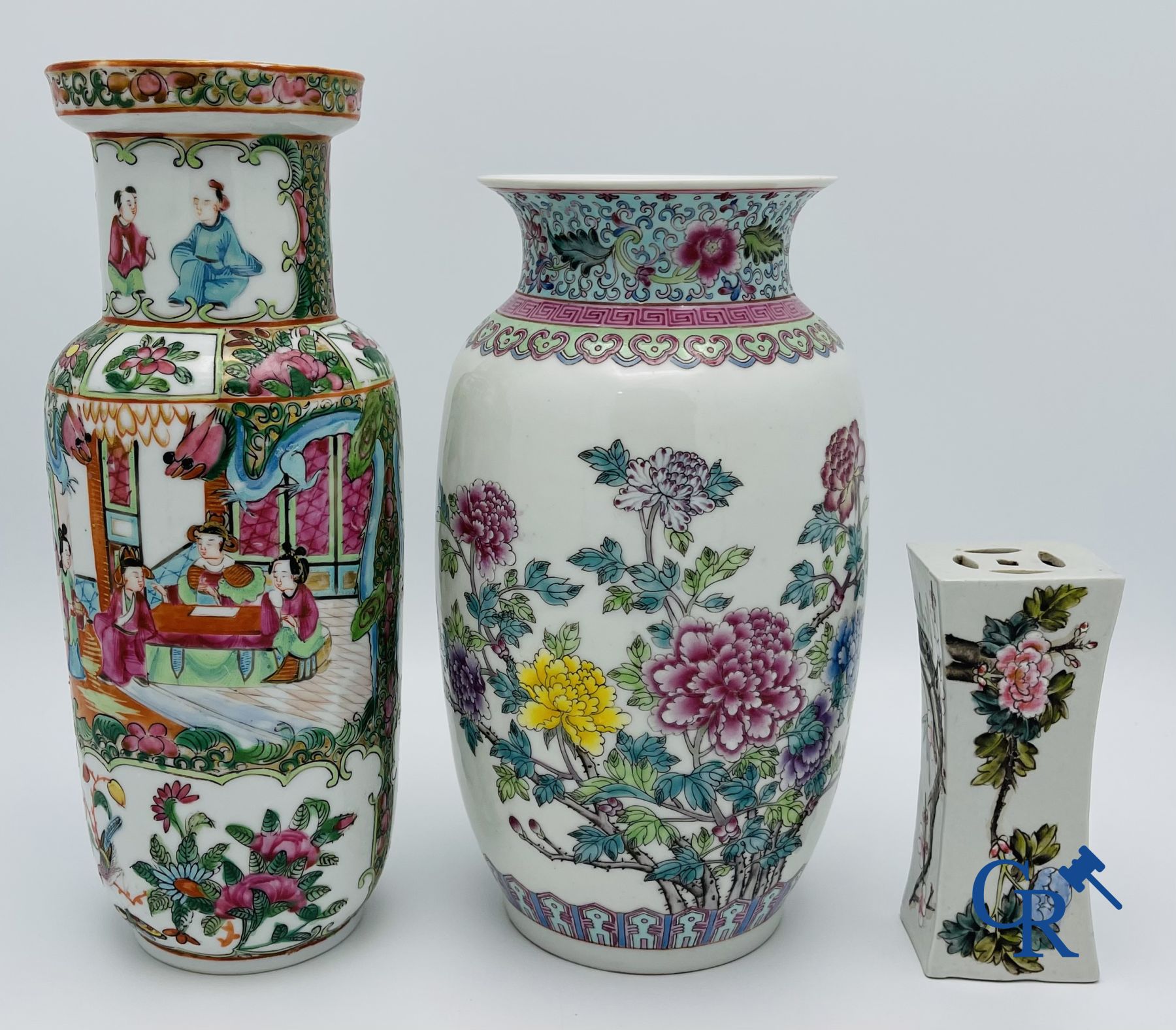 Asian Art: Beautiful lot of Chinese porcelain.