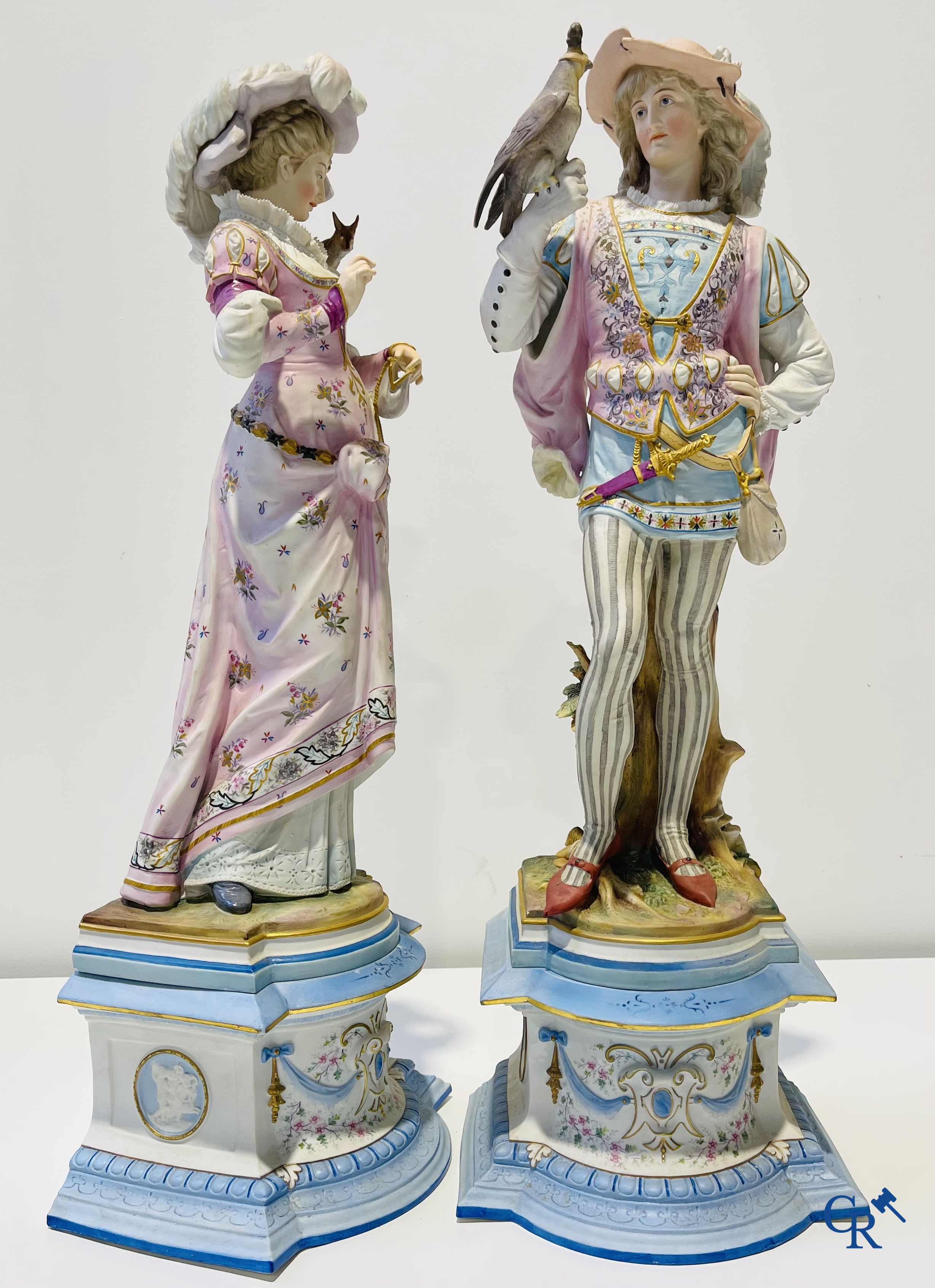 Exceptionnelle paire de grandes statues en biscuit polychrome et dorée. 2ème moitié du 19ème siècle.