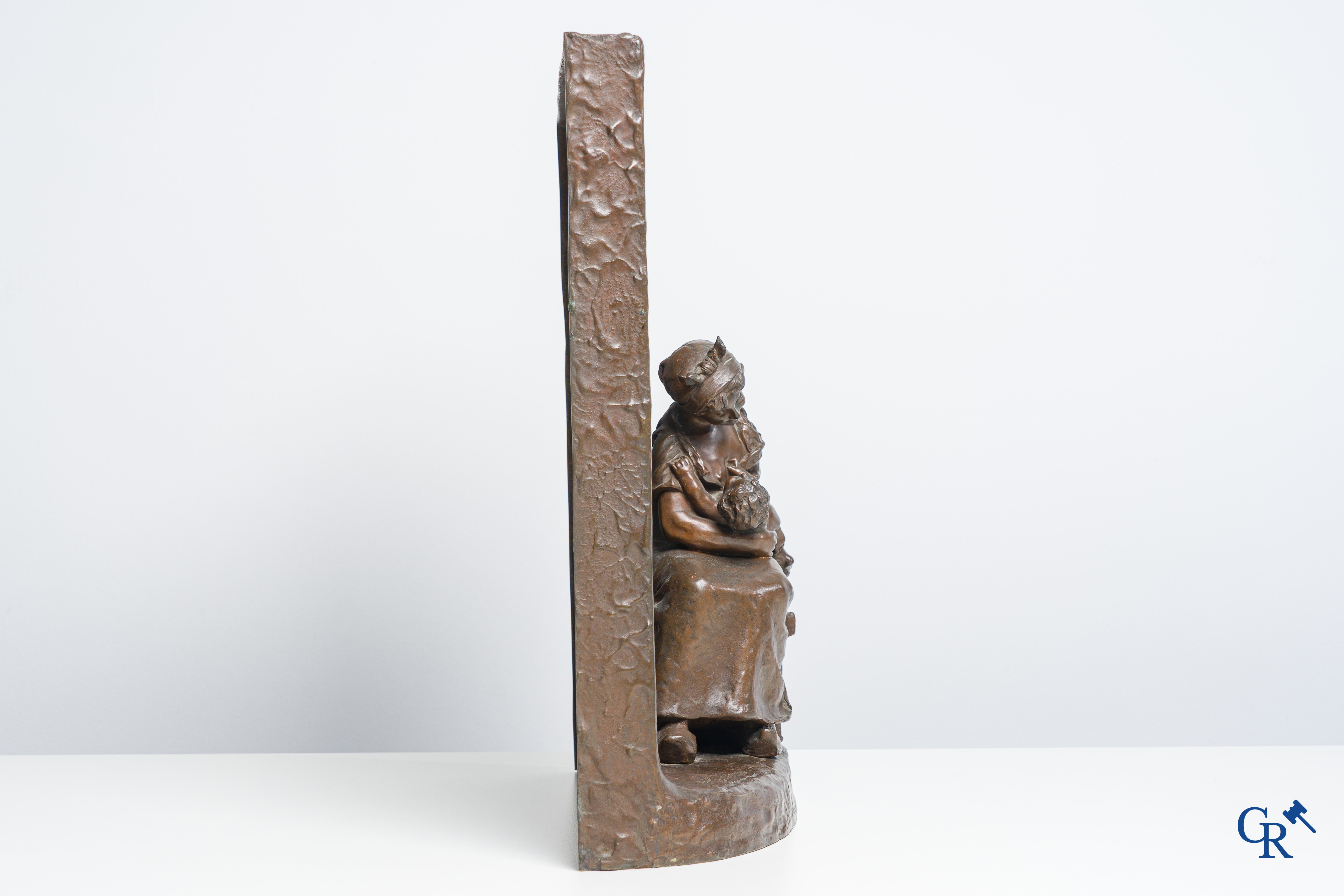 Barrias Louis Ernest (Parijs 1841-1905) Bronzen bas-reliëf, moeder met kind aan de haard.