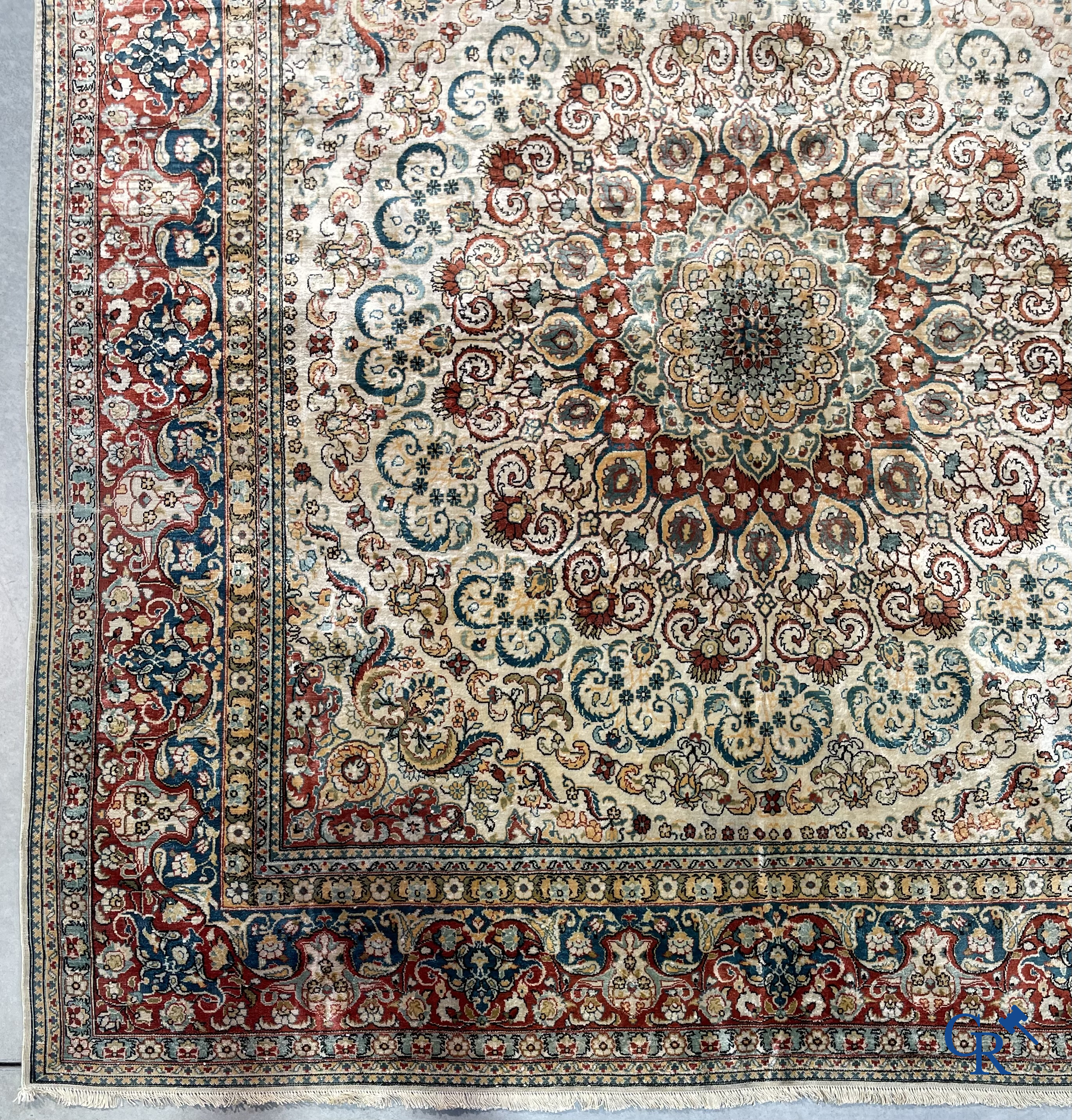 Tapis d'Orient: Hereke, un tapis en soie finement noué au décor floral.