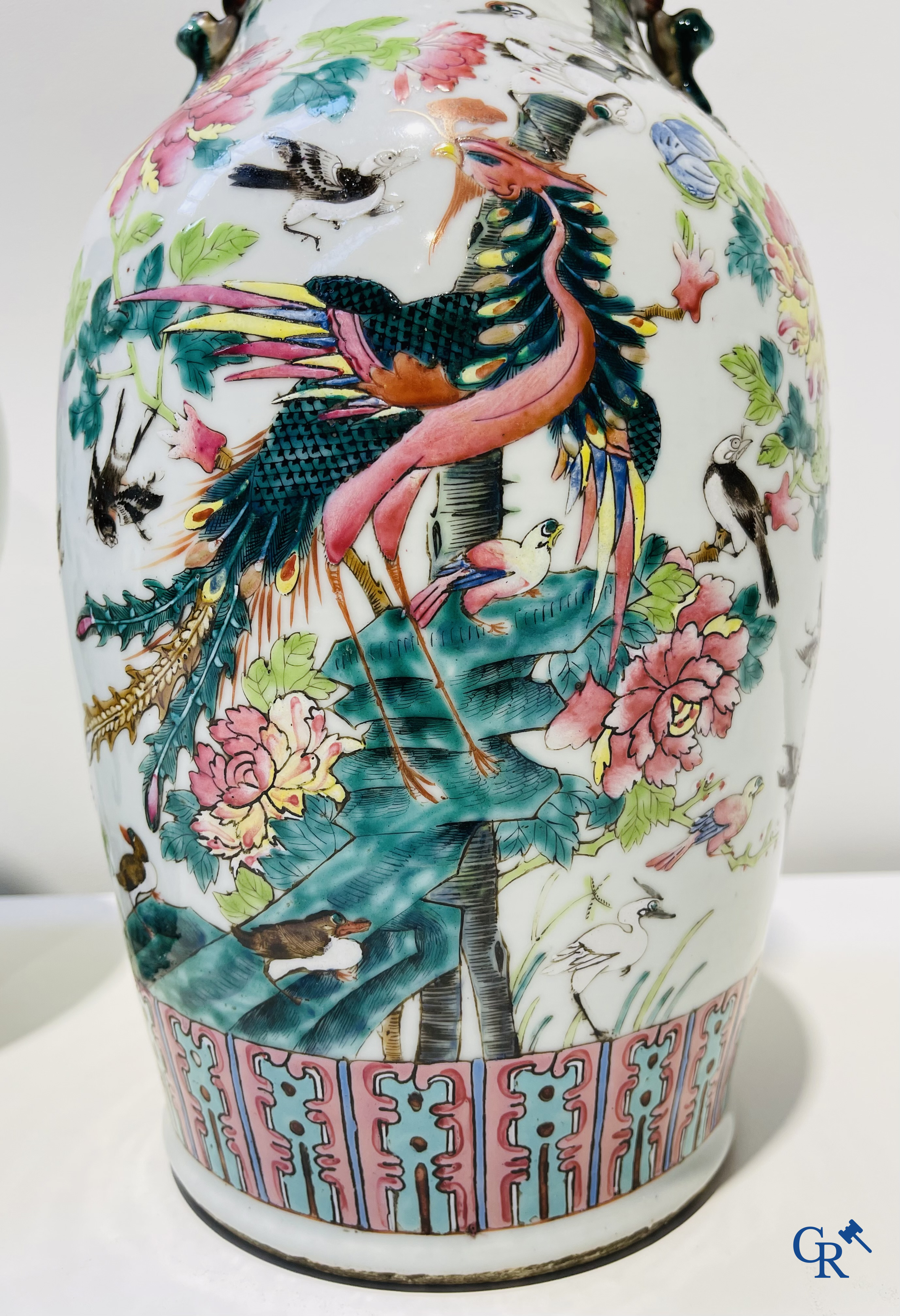 Chinese porcelain: A Chinese porcelain vase with phoenixes and blossoms and a potiche with mobilierendecor. 19th century.