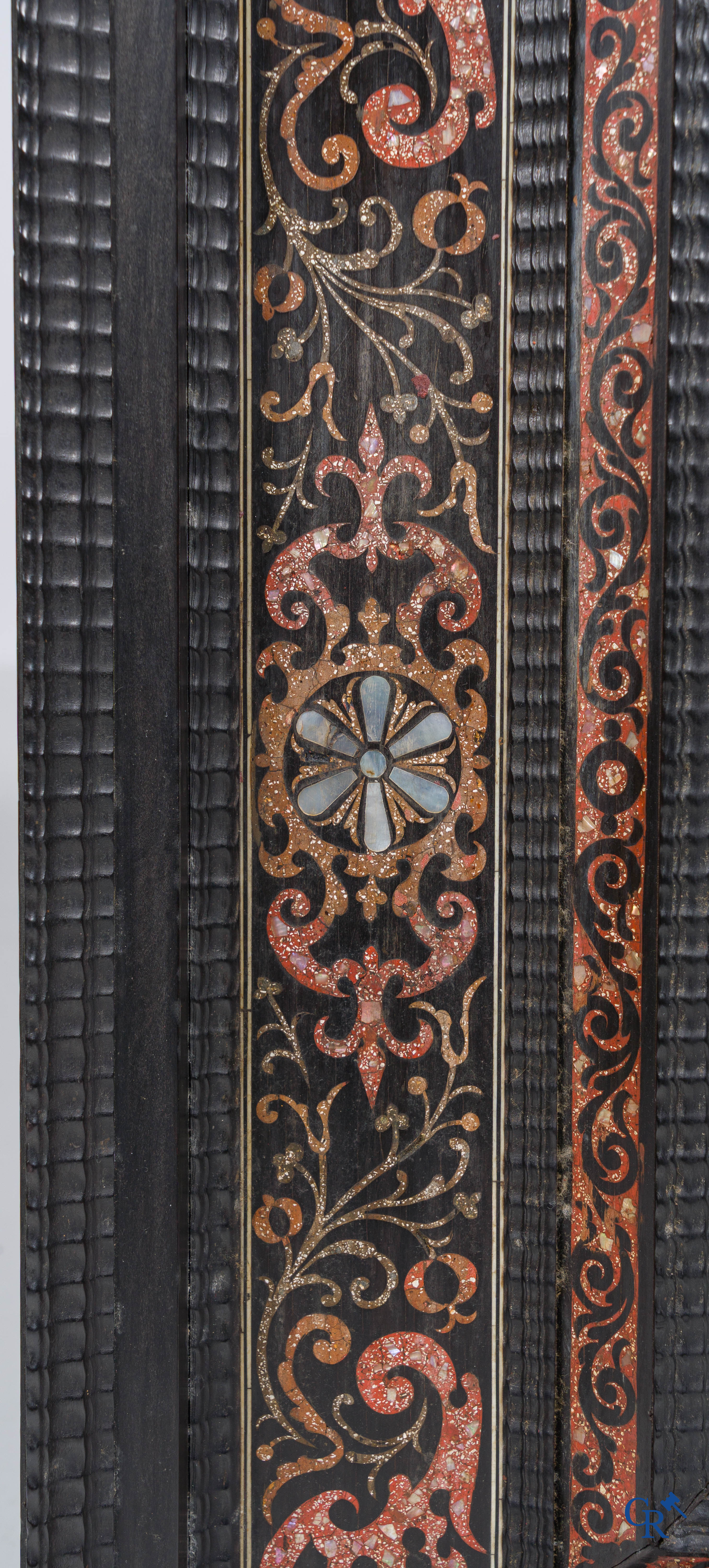 Een spiegel in ebbenhout en inlegwerk. 18e- 19e eeuw.