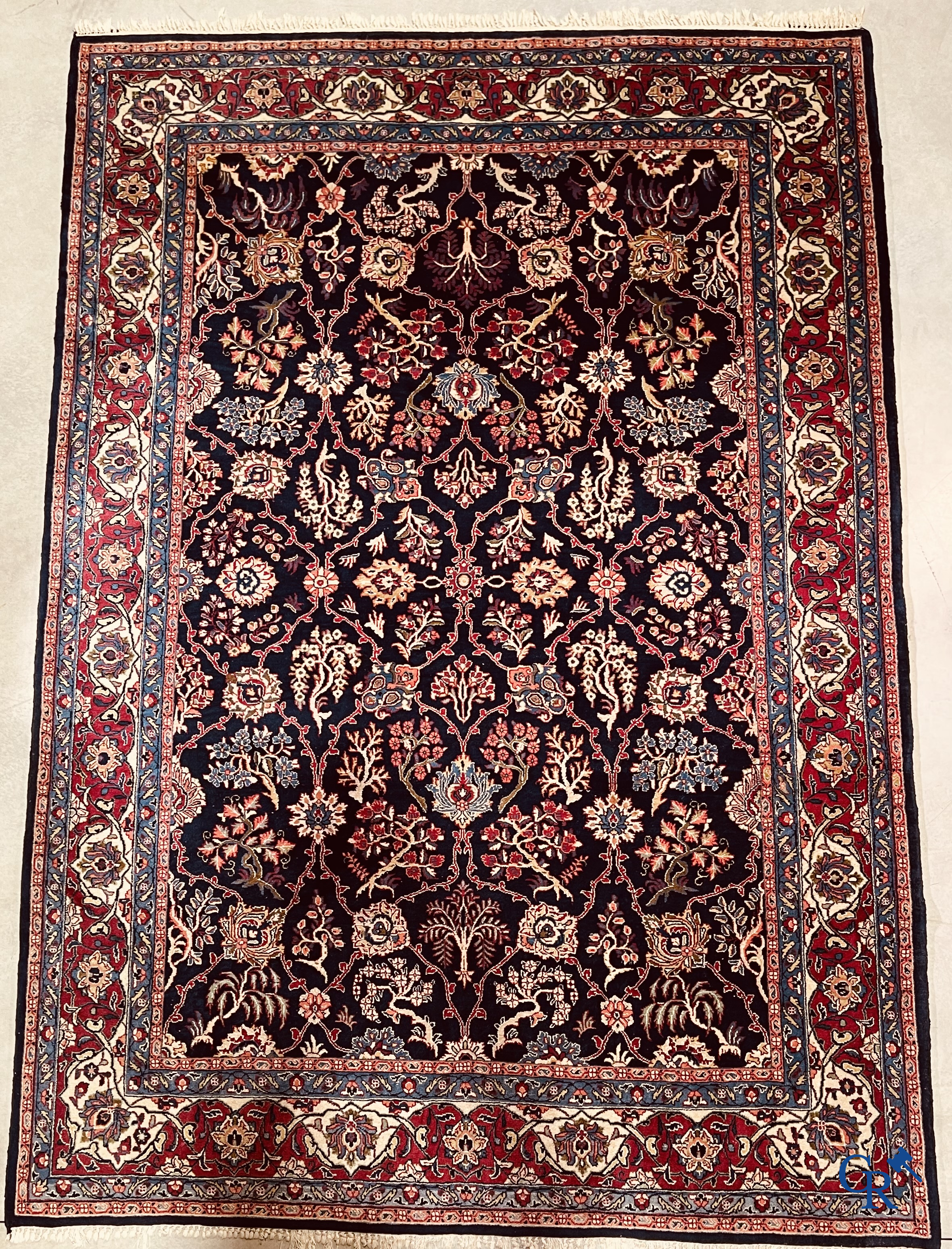 Tapis d'Orient. Iran. Grand tapis persan noué à la main avec un décor floral.