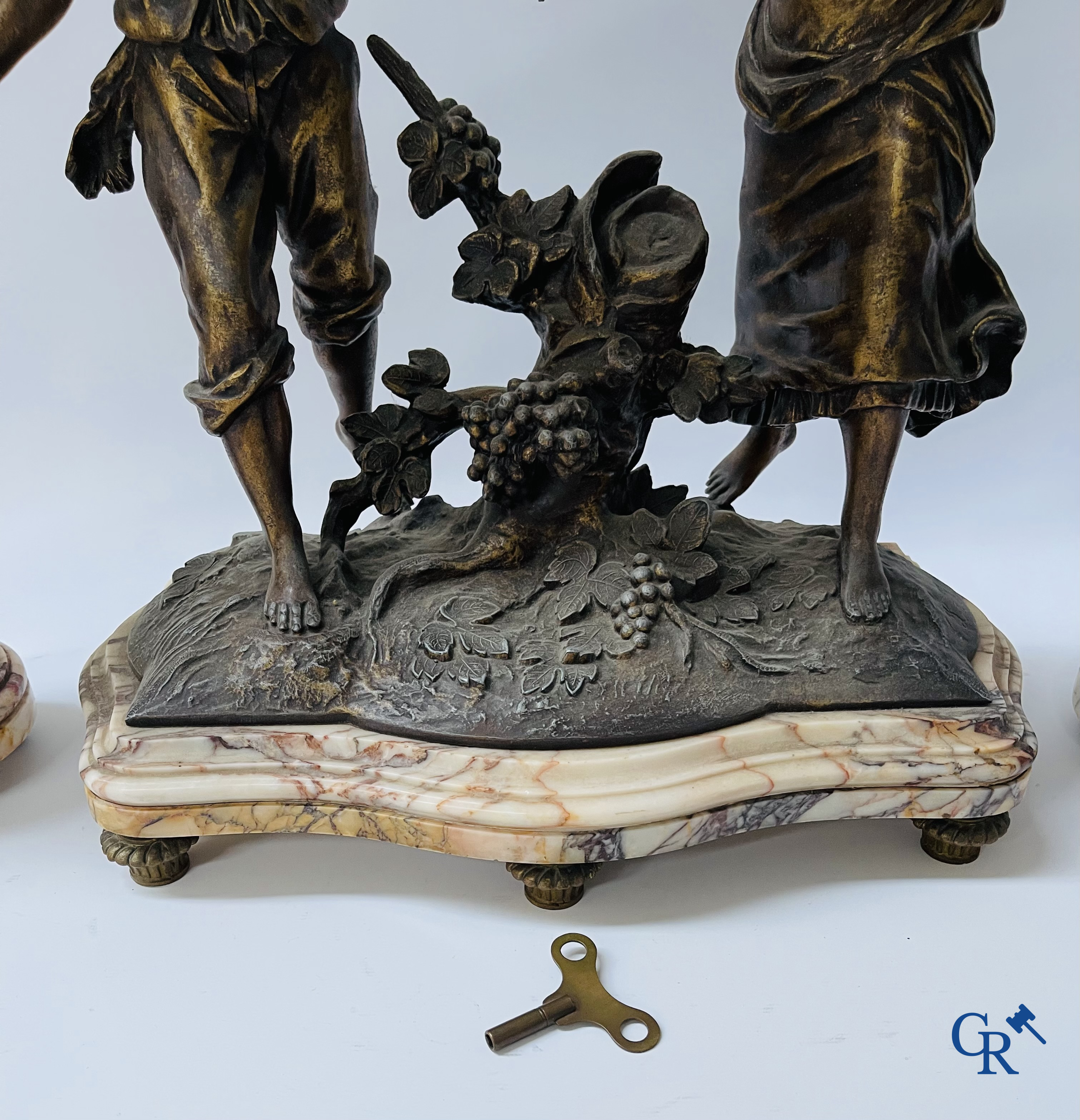 Louis & François Moreau (d'àprès). Grande garniture de cheminée 3 pièces en régule et marbre. Vers 1910.