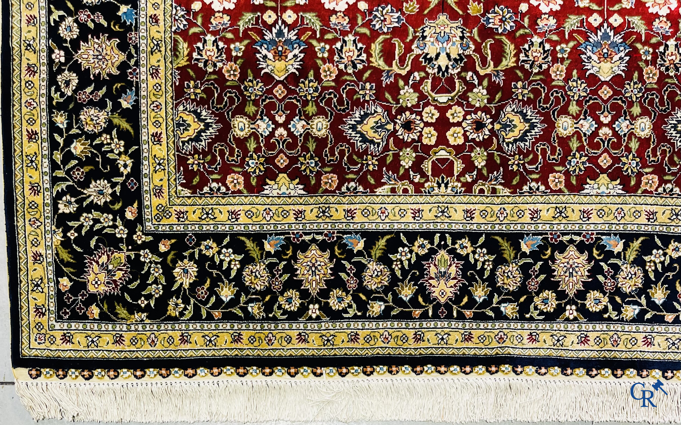 Tapis d'Orient: Iran, un tapis persan en soie noué à la main avec un décor floral.