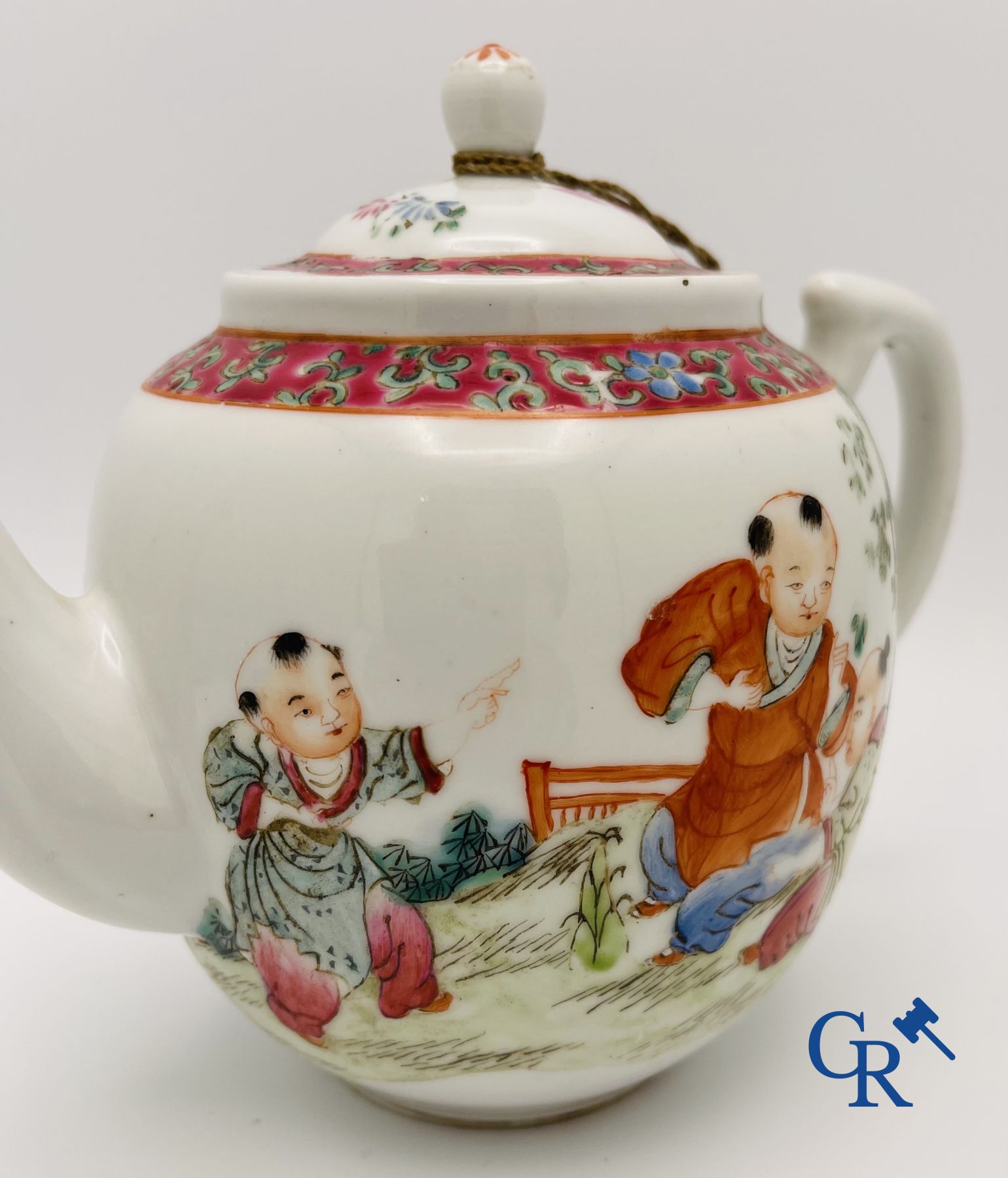 Art Asiatique: théière chinoise en porcelaine famille rose avec un décor d'enfants.