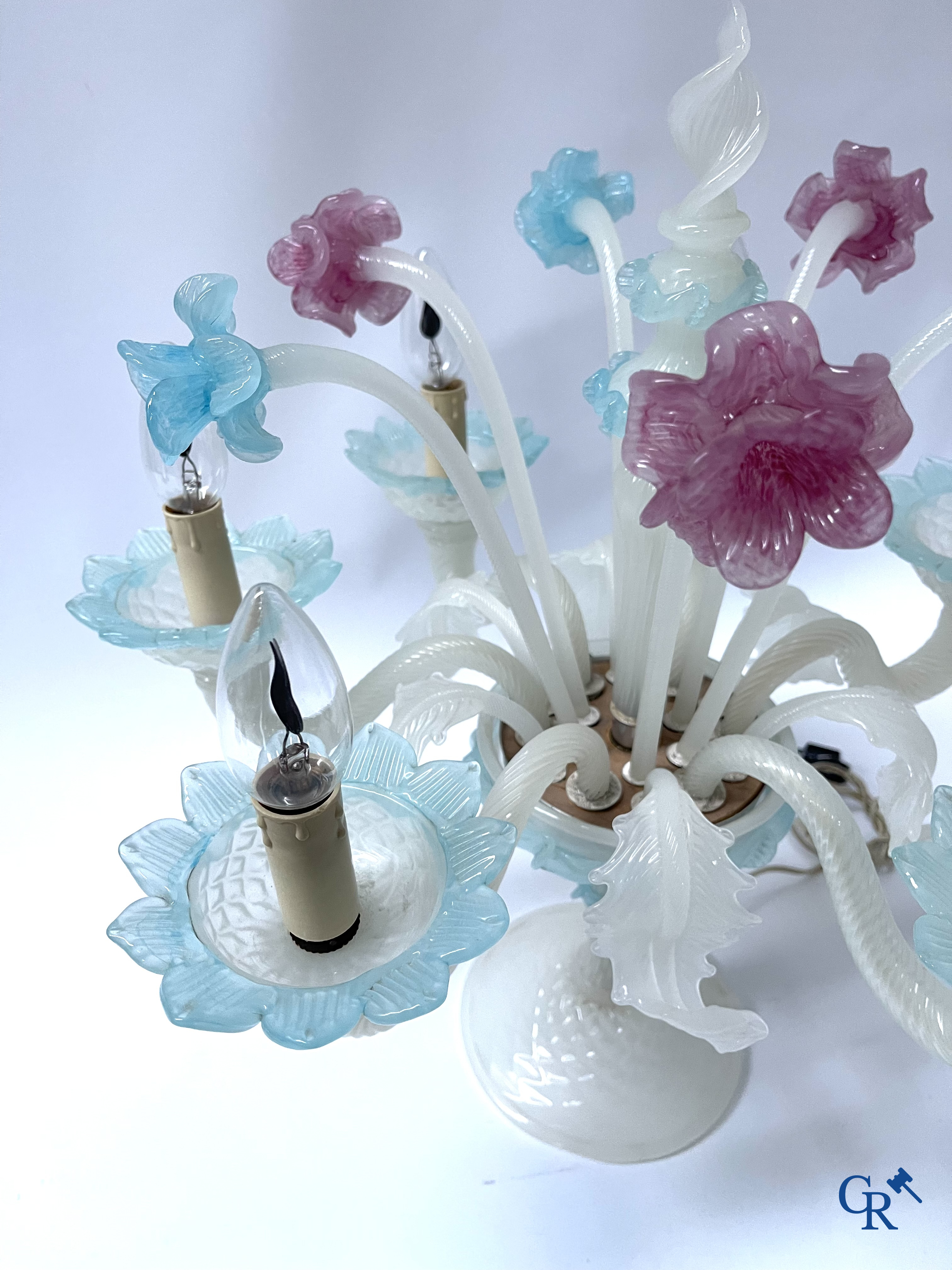 Un lot d'une lampe de table vénitienne, une paire de grandes appliques en verre vénitien et un plafonnier en Murano.