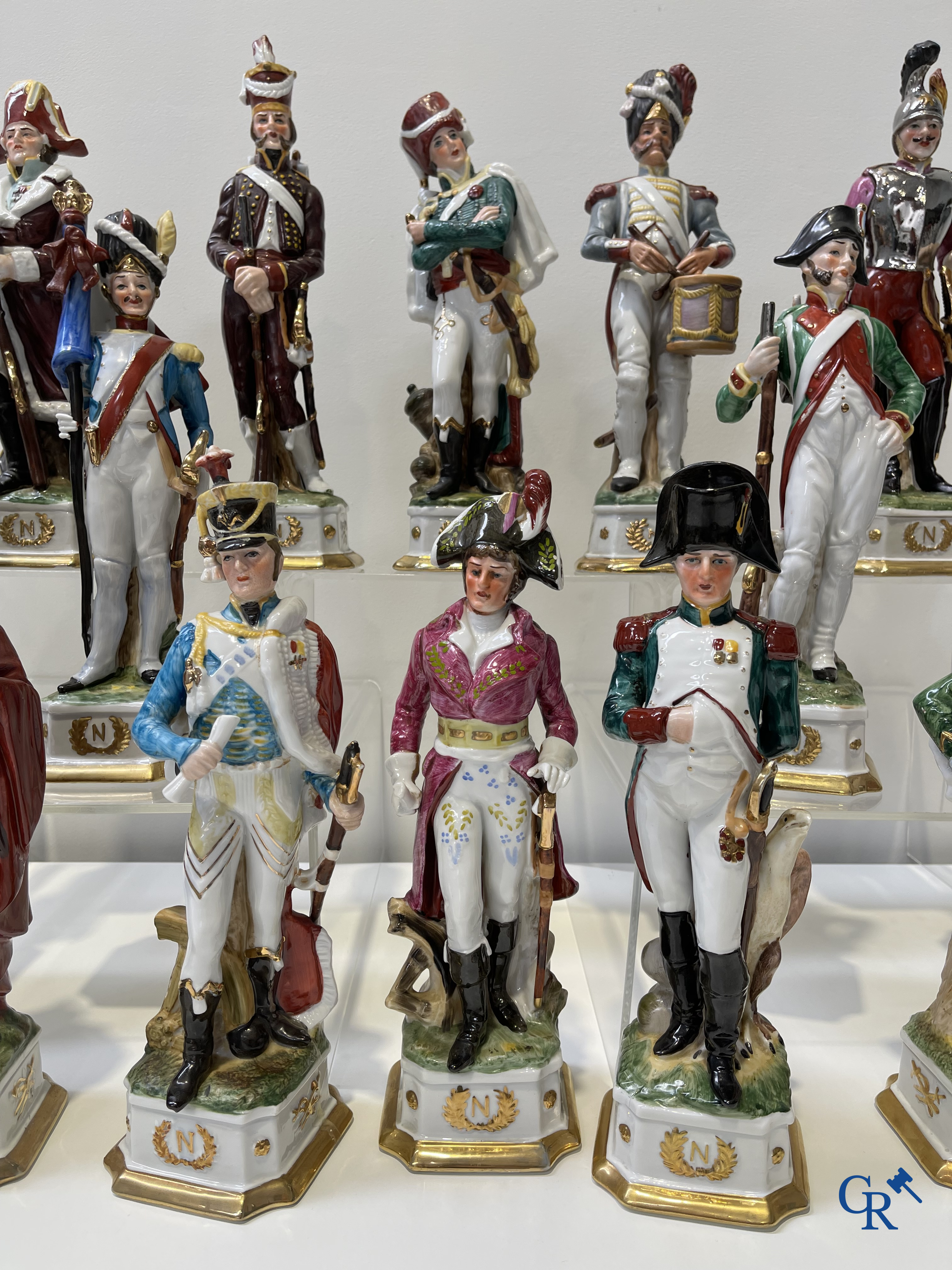 Porcelaine de Saxe: 18 grands personnages en porcelaine de Saxe avec des représentations de l'époque napoléonienne.