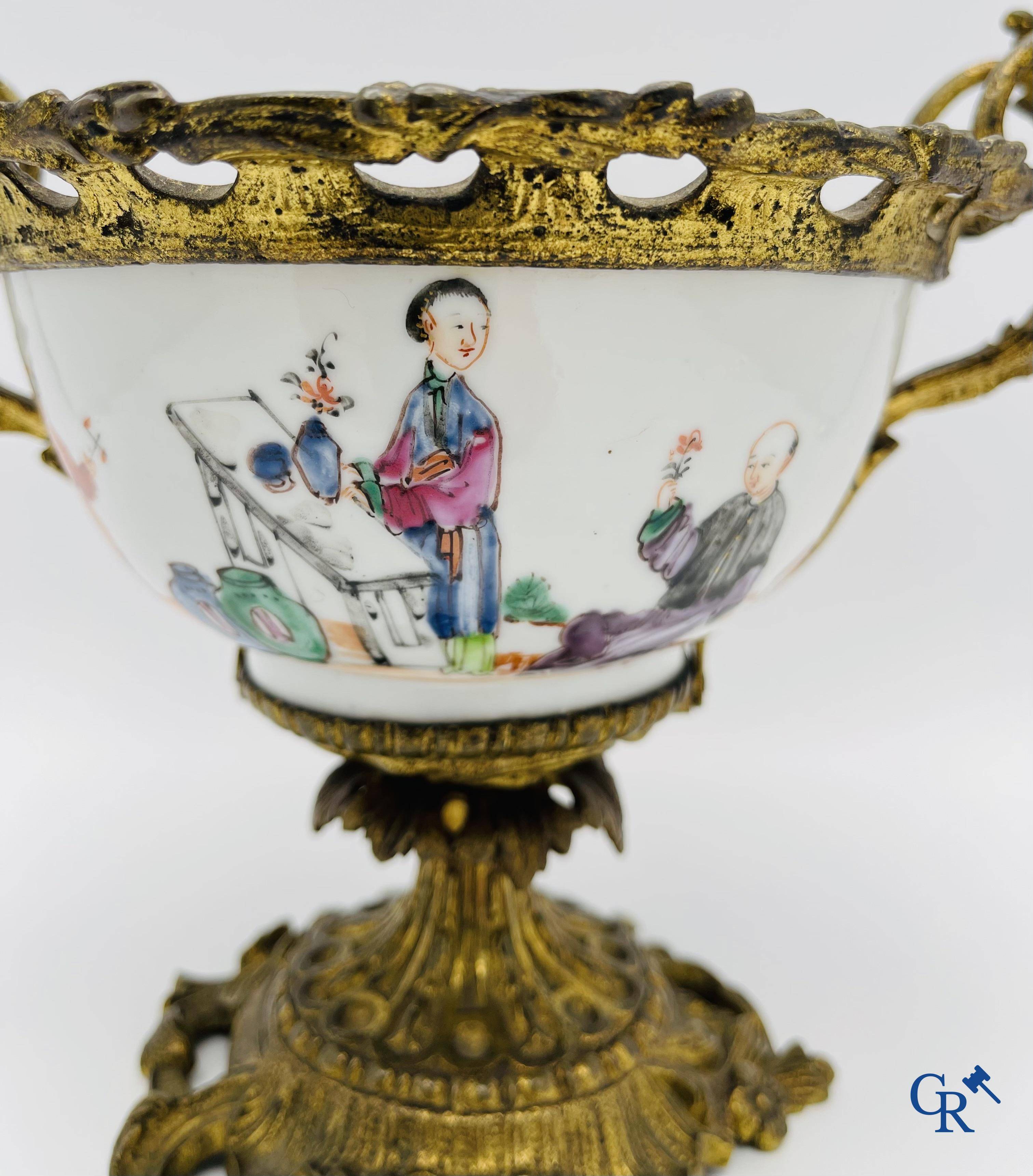 Porcelaine chinoise : Un bol en porcelaine de Chine d'exportation 18ème monté dans une monture en bronze doré.