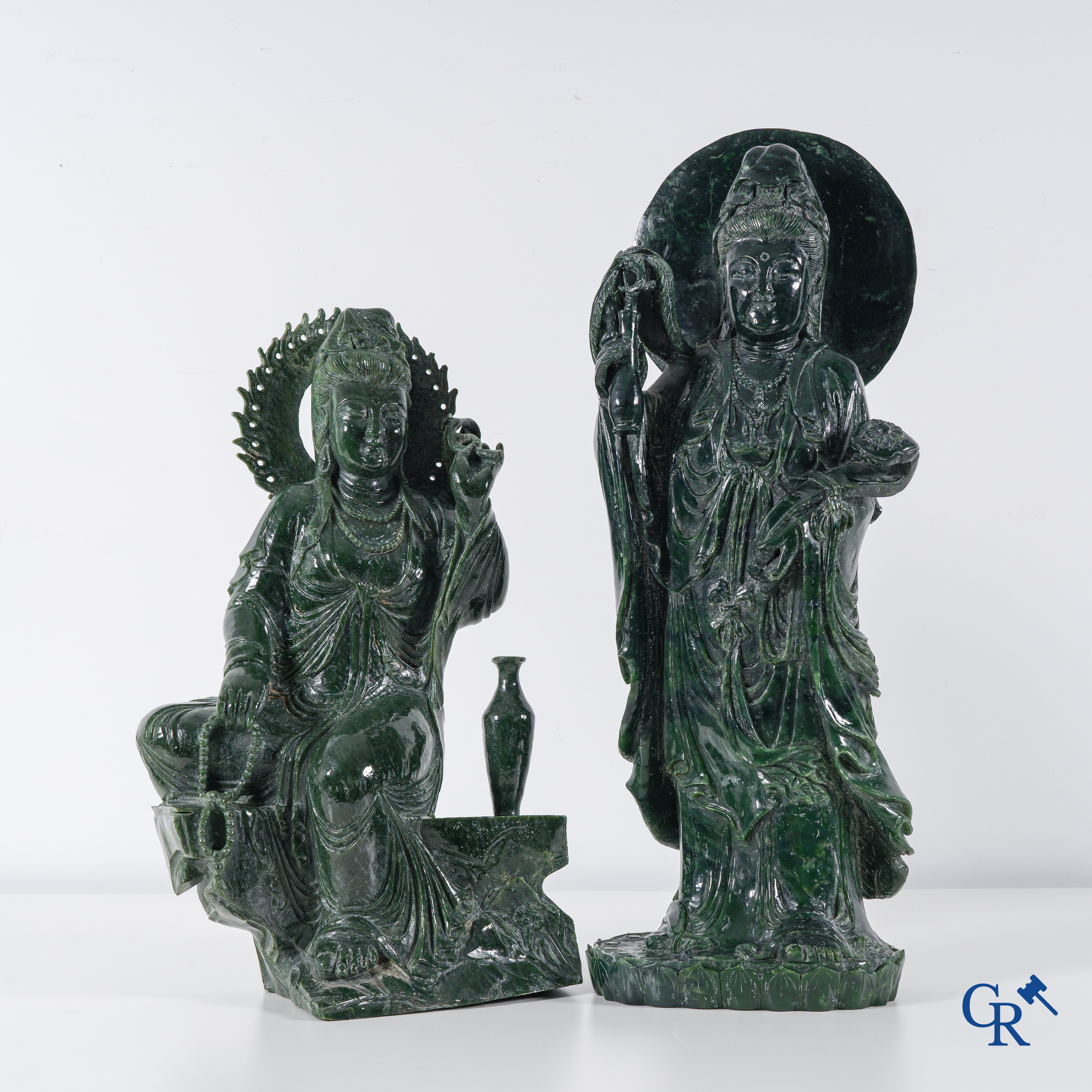 Aziatica: 2 Chinese Jadeïet figuren van een staande Guanyin met scepter en een zittende Guanyin. 2de helft 20e eeuw.