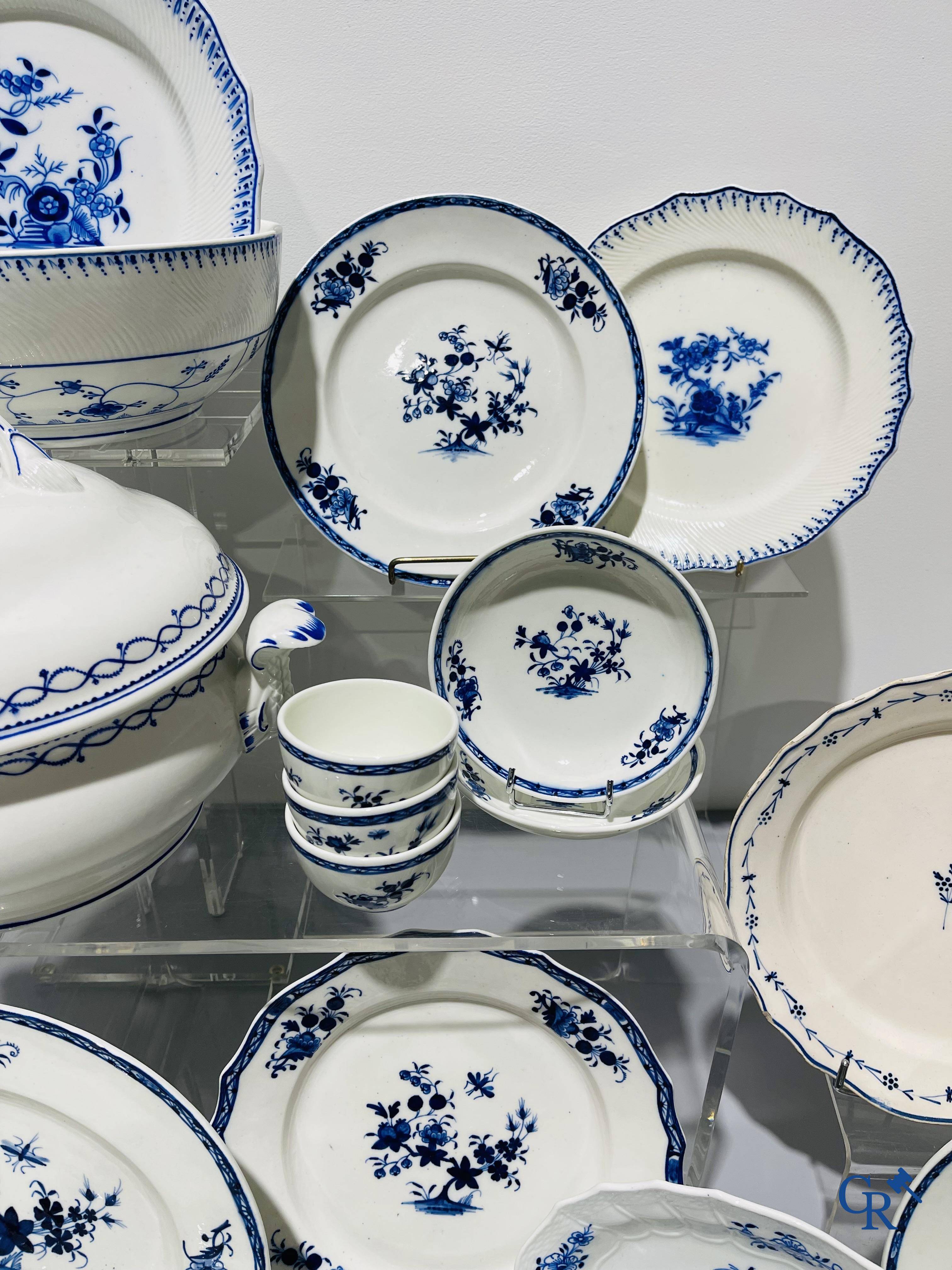 Europees porselein, Doornik. Een groot lot diverse stukken blauw wit porselein en faience. 18e - 19e eeuw.