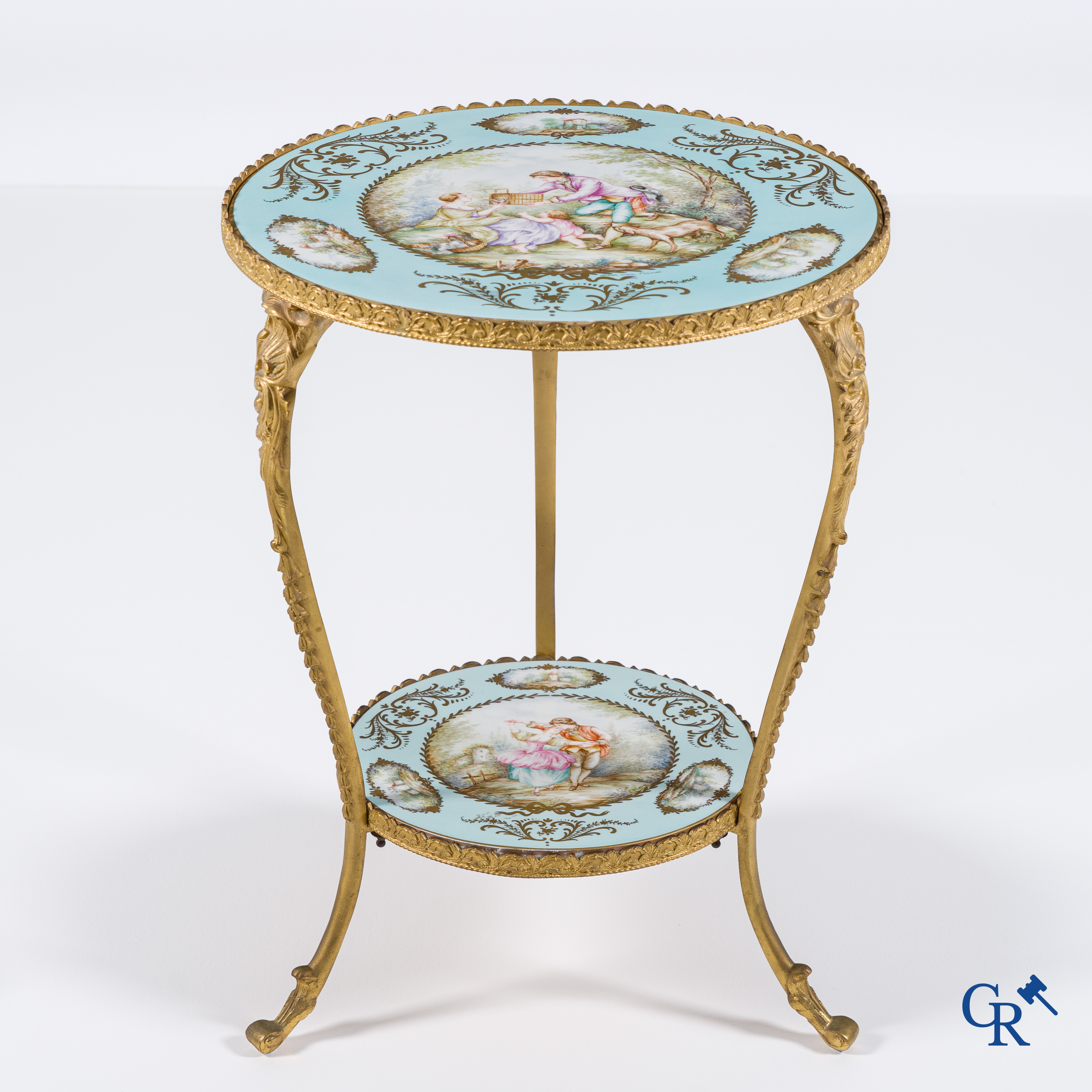 Porcelaine européenne: Limoges dans le goût de Sèvres. Table basse ronde en bronze et porcelaine signée M. Lebret.