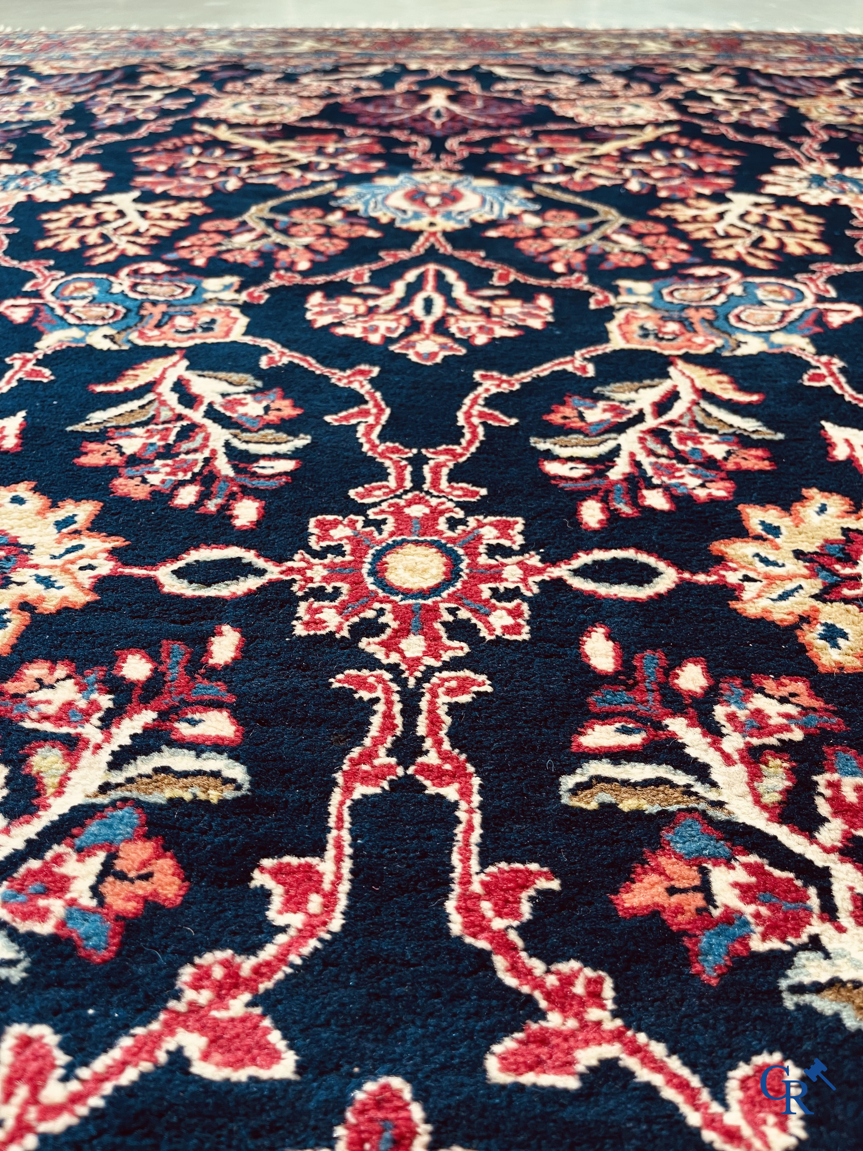 Tapis d'Orient. Iran. Grand tapis persan noué à la main avec un décor floral.