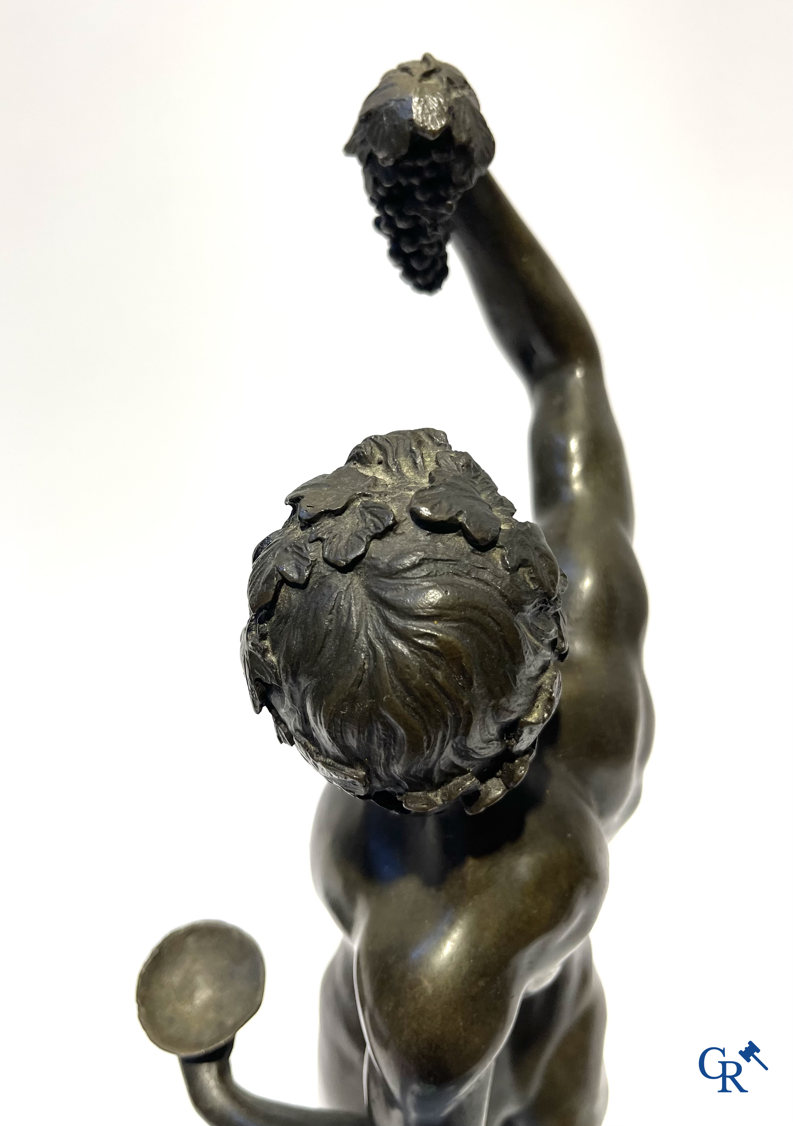 3 statues à l'antique en bronze, socle en marbre. XXème siècle.