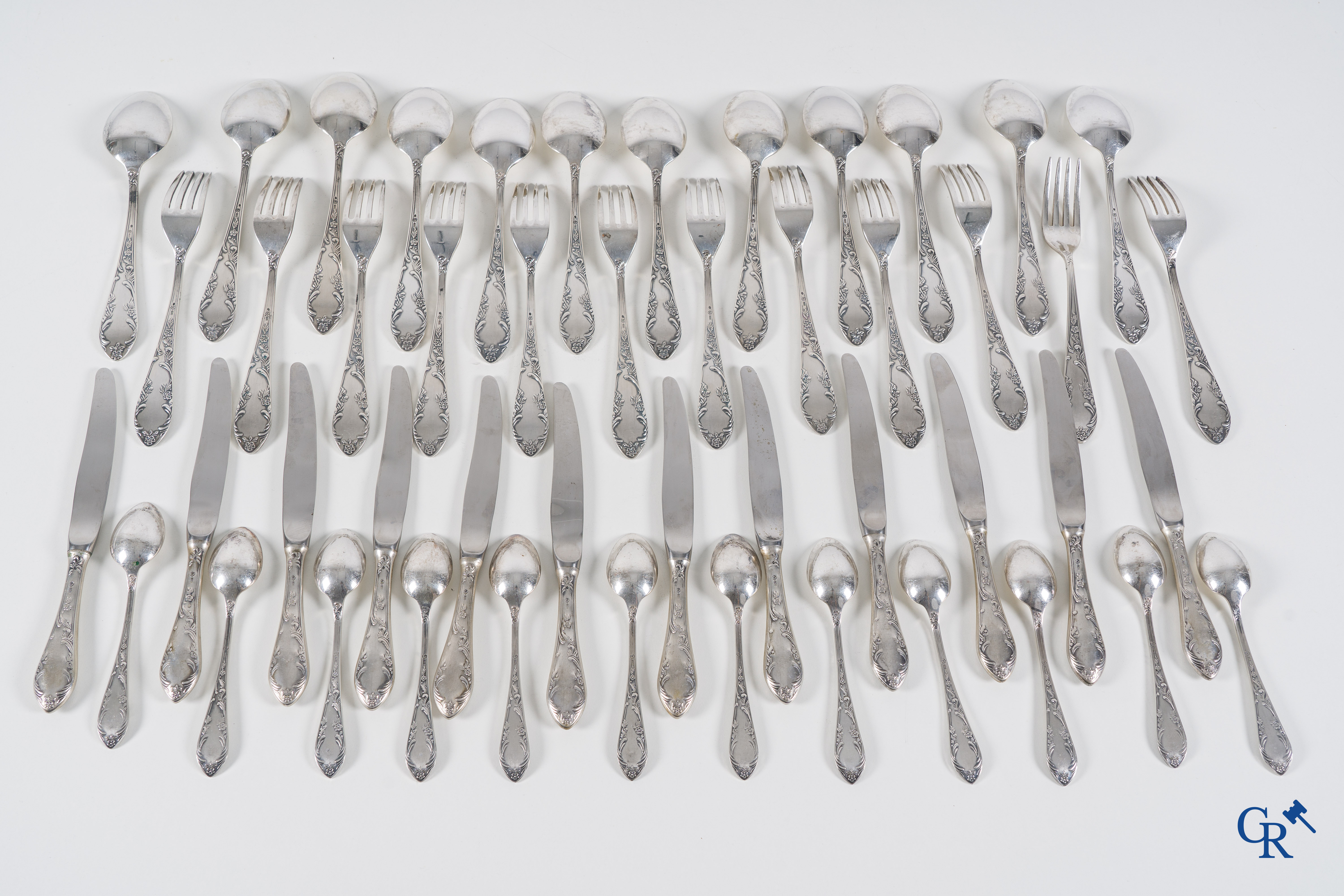 Silver: A lot with silver cutlery (800°/00).