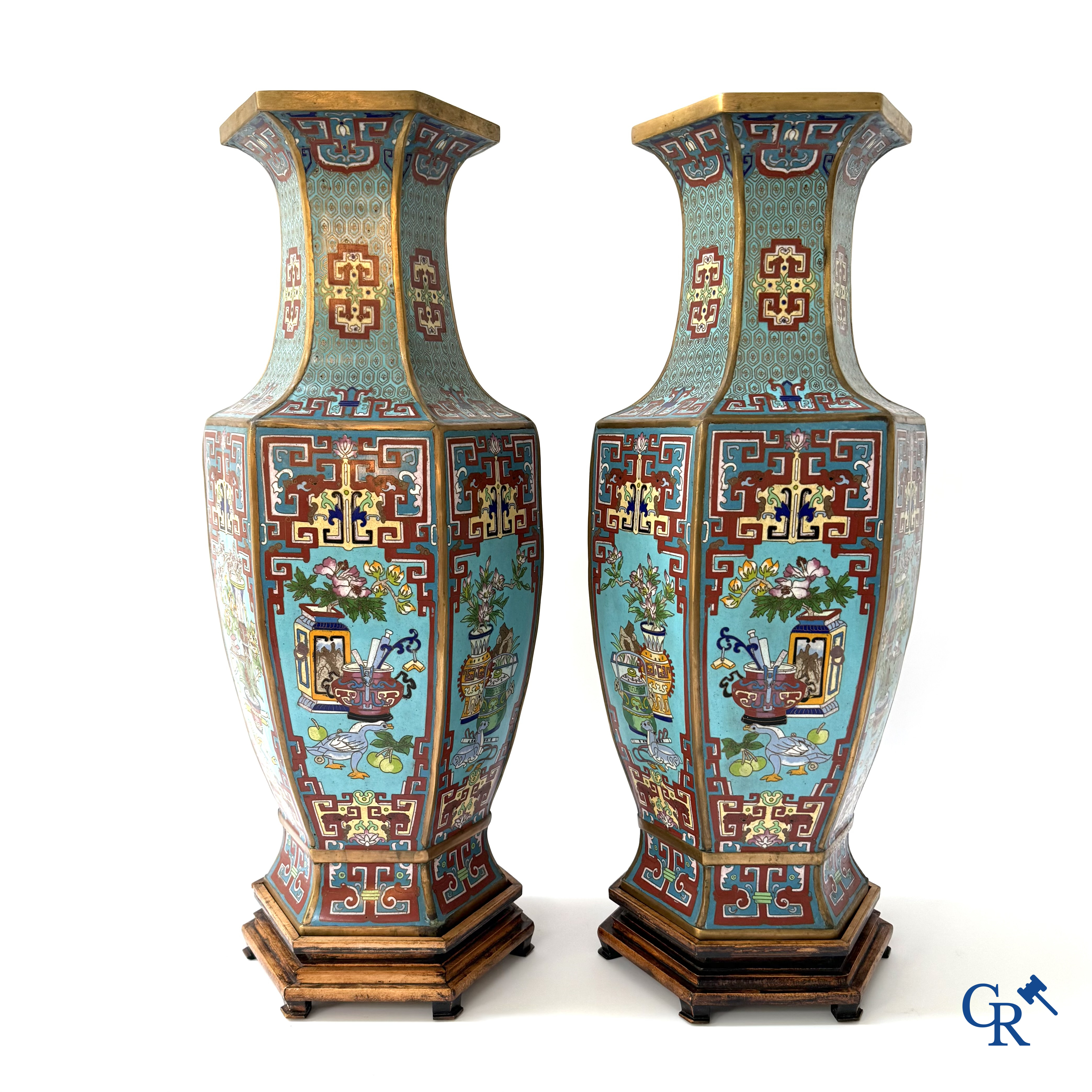Aziatica, een paar grote hexagonale Chinese cloisonné vazen met een decor van antiquiteiten.