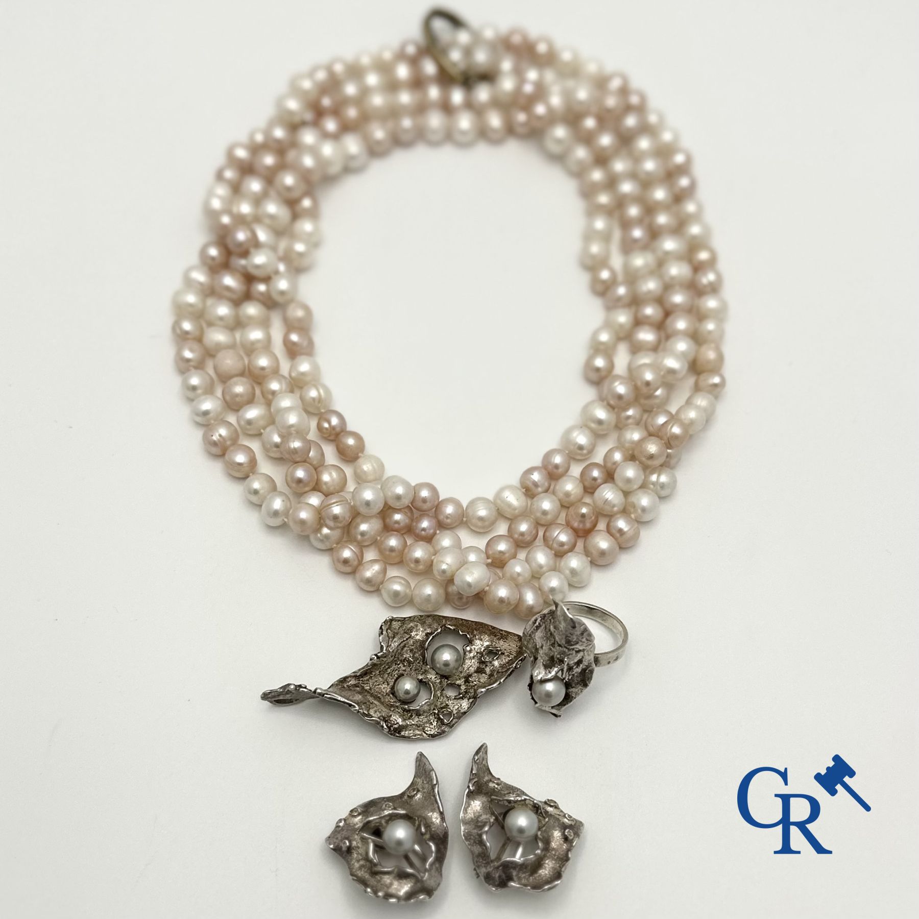 Jewellery: Lot consisting of a necklace in pearls and an ensemble in silver (925°/00)