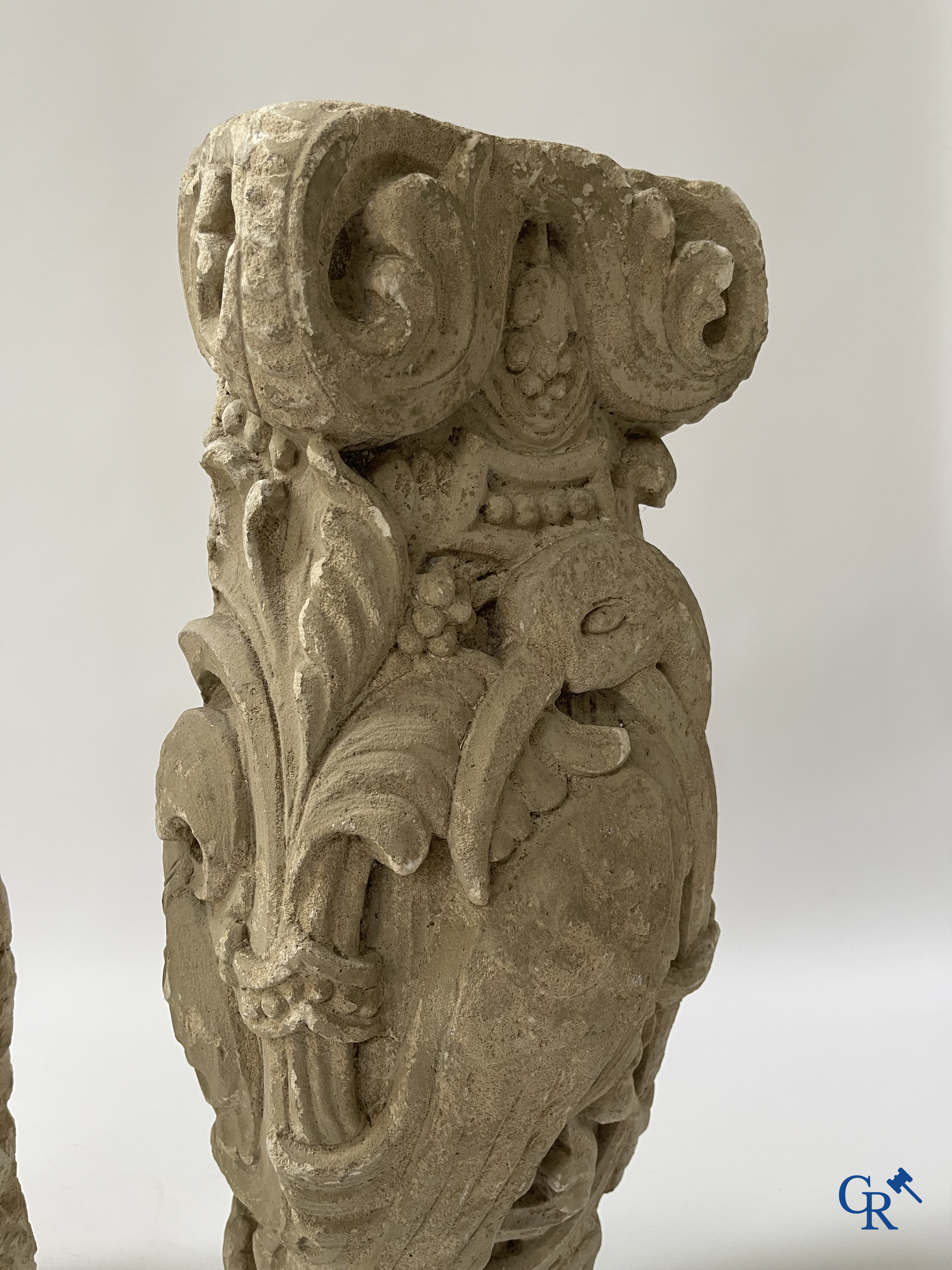 Paar gebeeldhouwde kalkstenen kapitelen. Frankrijk, hoogstwaarschijnlijk Champagnestreek, XIIe eeuw.