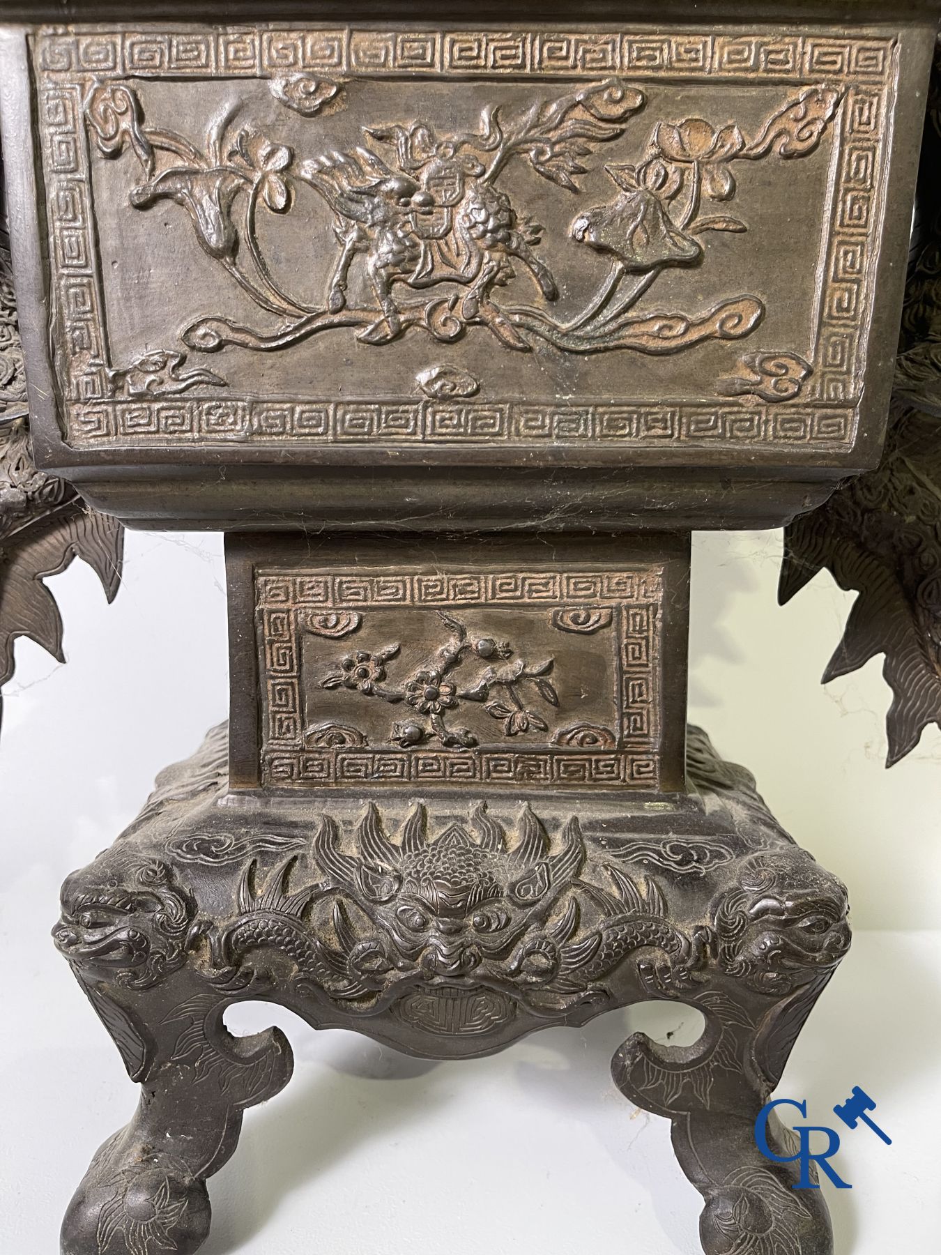 Art Asiatique: Une grande jardinerie chinoise en bronze.