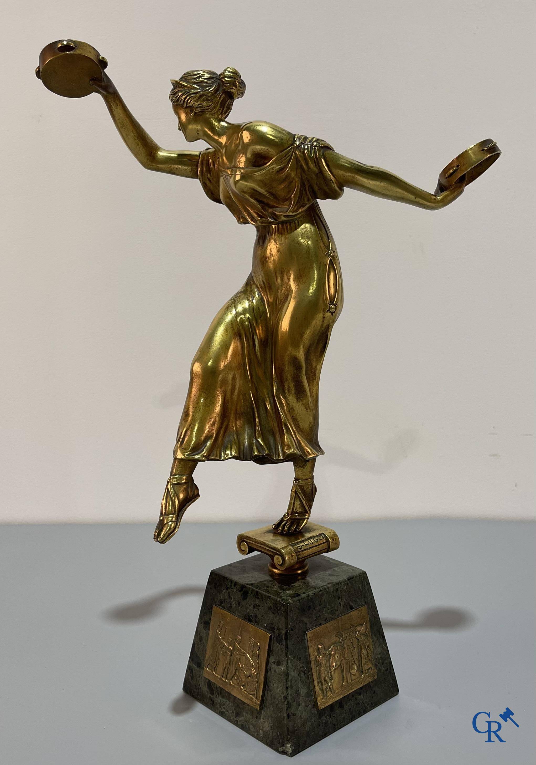 S. Lugli. Een bronzen Art Deco voorstelling van een danseres met tamboerijnen. circa 1910-1920.