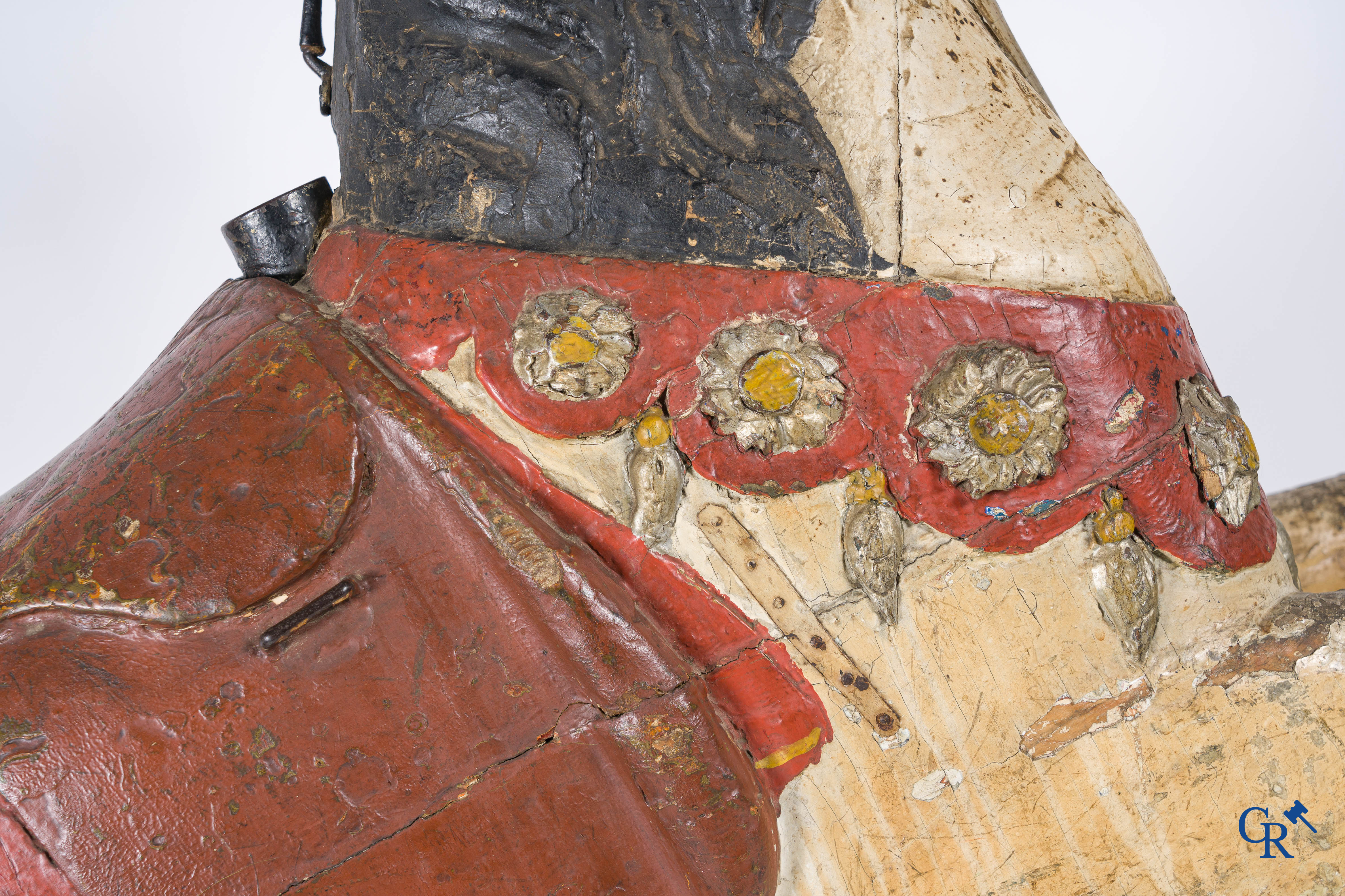 Kermis objecten, Gustave Bayol (Avignon 1859 - Angers 1931) Uitzonderlijk houtgesculpteerd carrouselpaard. Circa 1900.