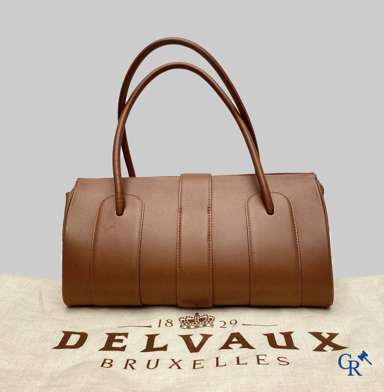 Delvaux: Model "George". Color fauve.<br />
