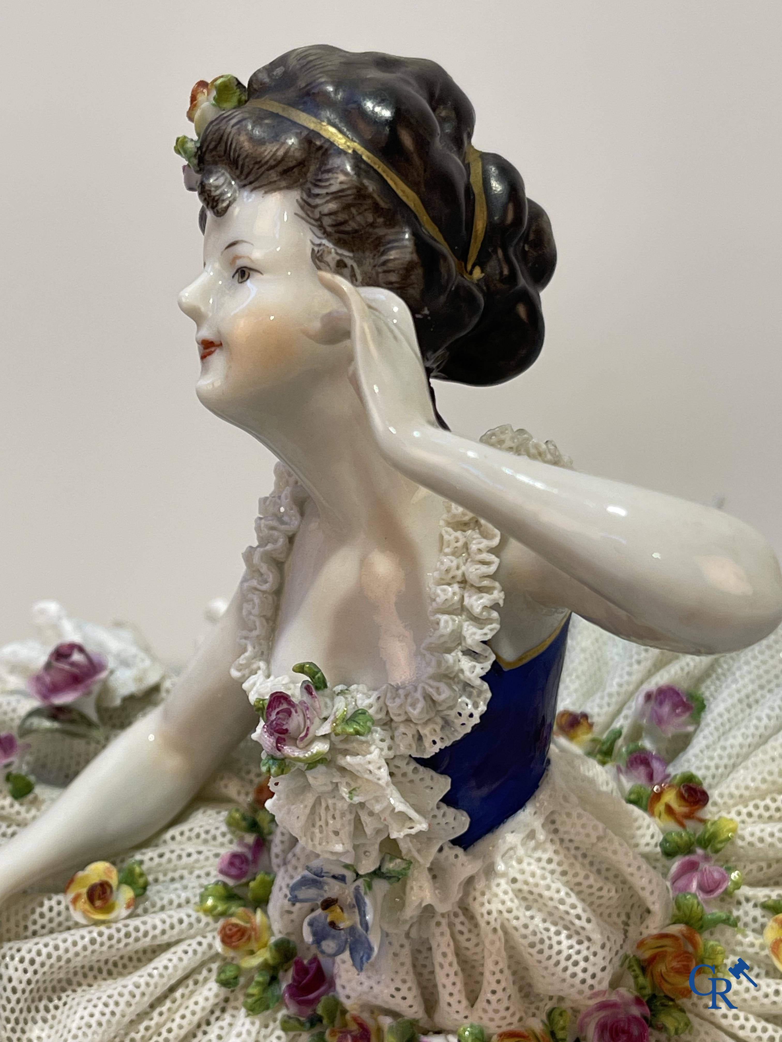 Europees porselein, Ludwigsburg, een danseres in fijn gedecoreerd Duits lace porcelain.