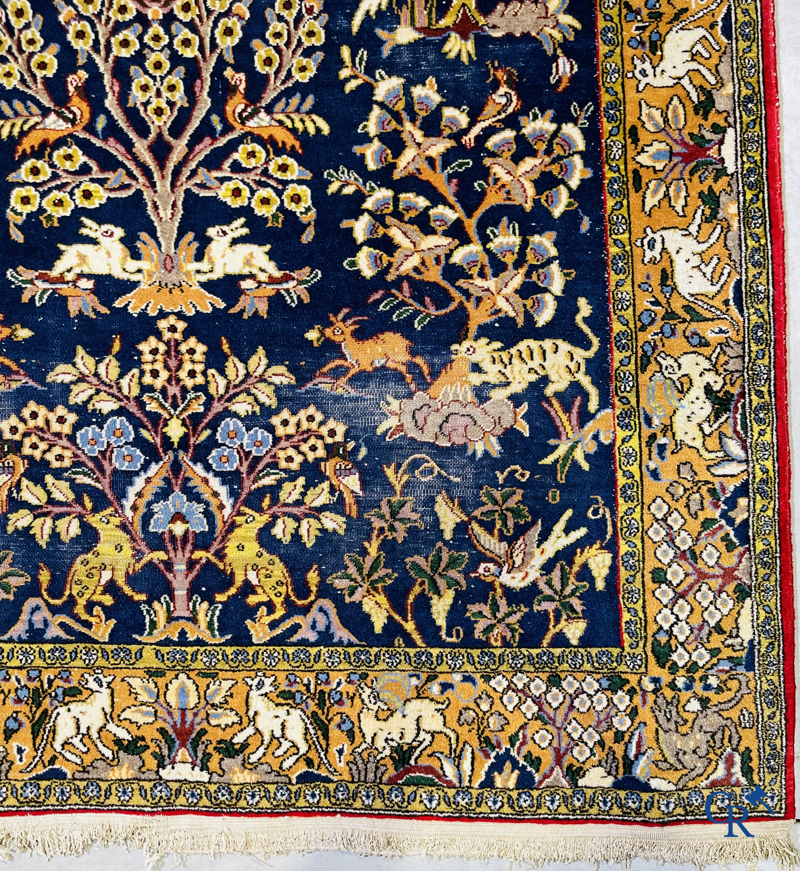 Tapis d'orient: Iran, tapis persan noué à la main avec un décor d'animaux de la forêt.