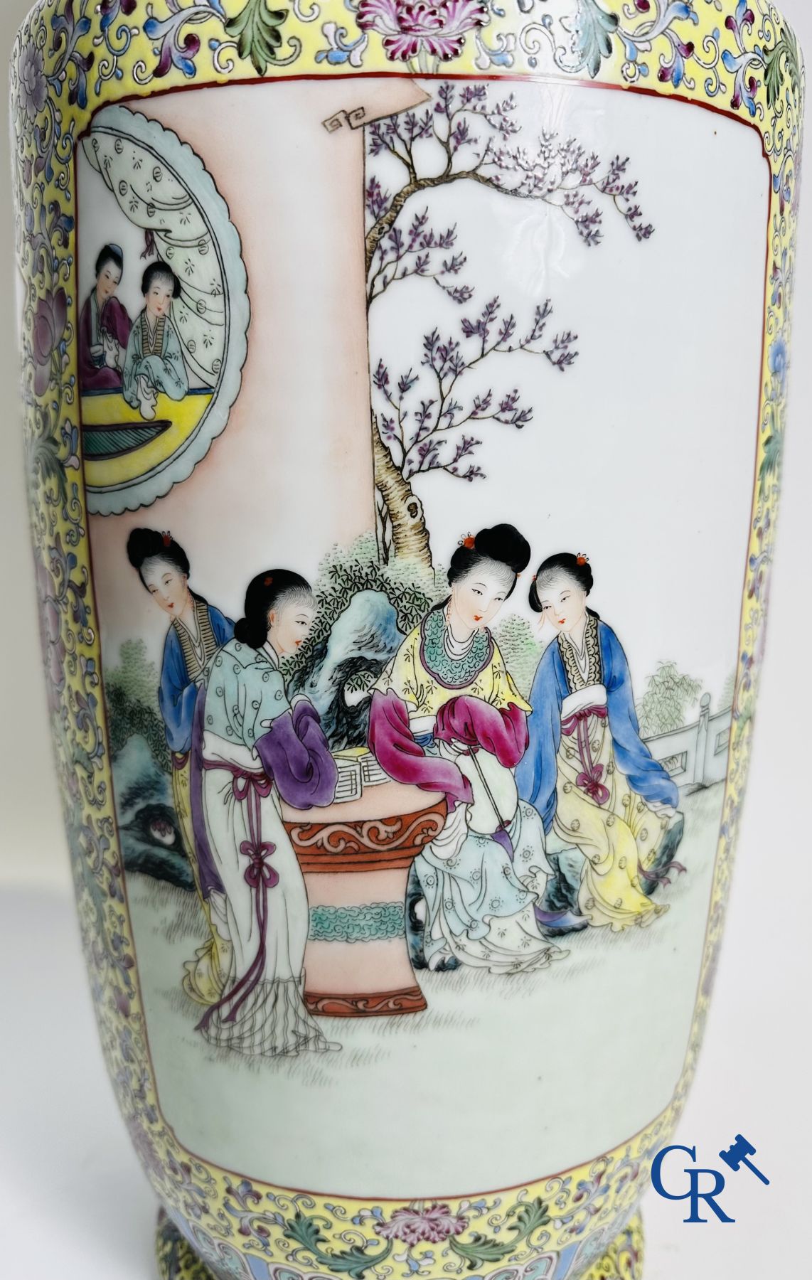 Porcelaine Chinoise: Grand vase Chinois à double décor. 20 ème.