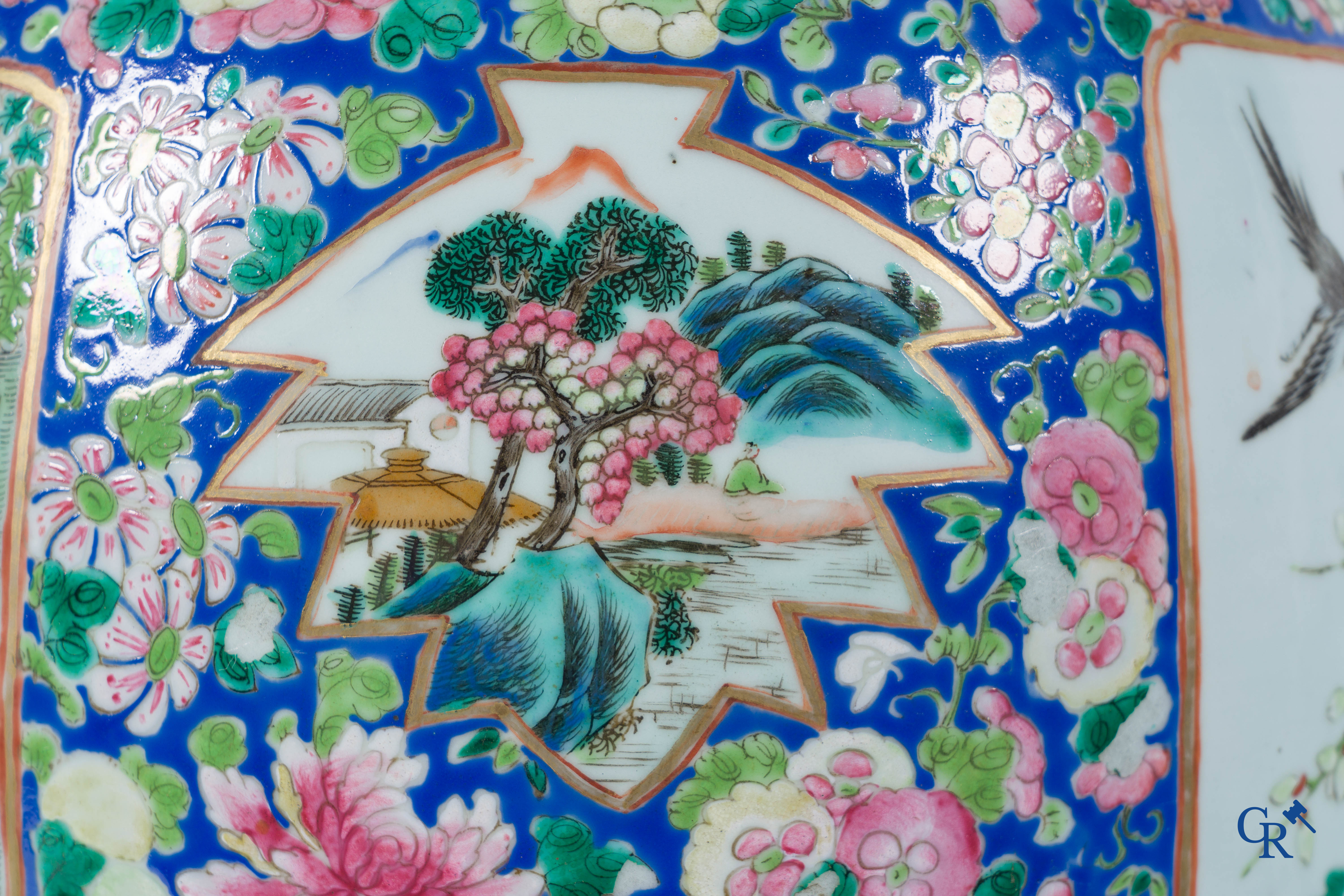 Art Asiatique: Porcelaine chinoise. Une paire d'importantes vases chinois avec un décor famille rose. Chine 19ème siècle.