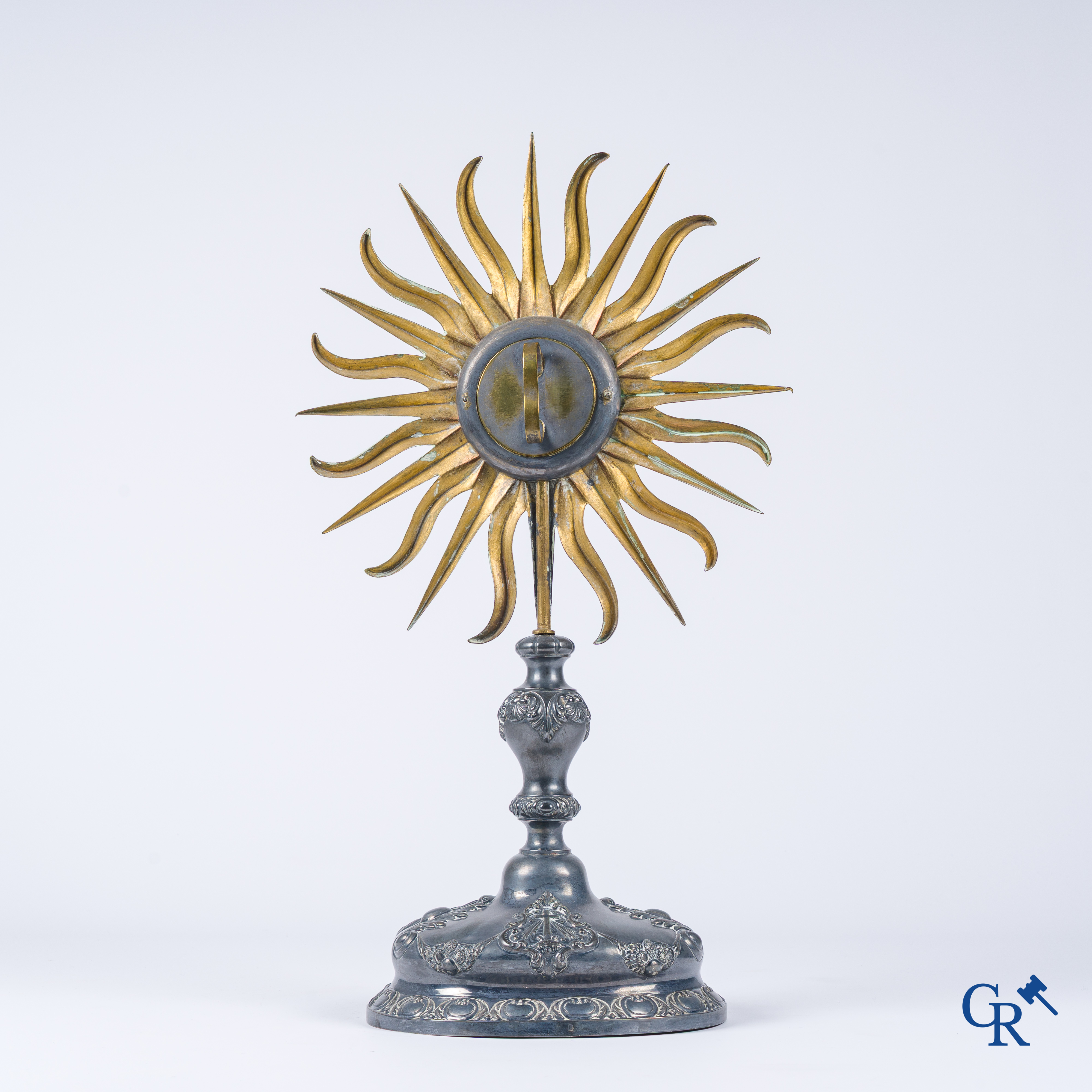 Objets religieux, un reliquaire en argent et laiton. Plusieurs poinçons, argent 2ème titre.