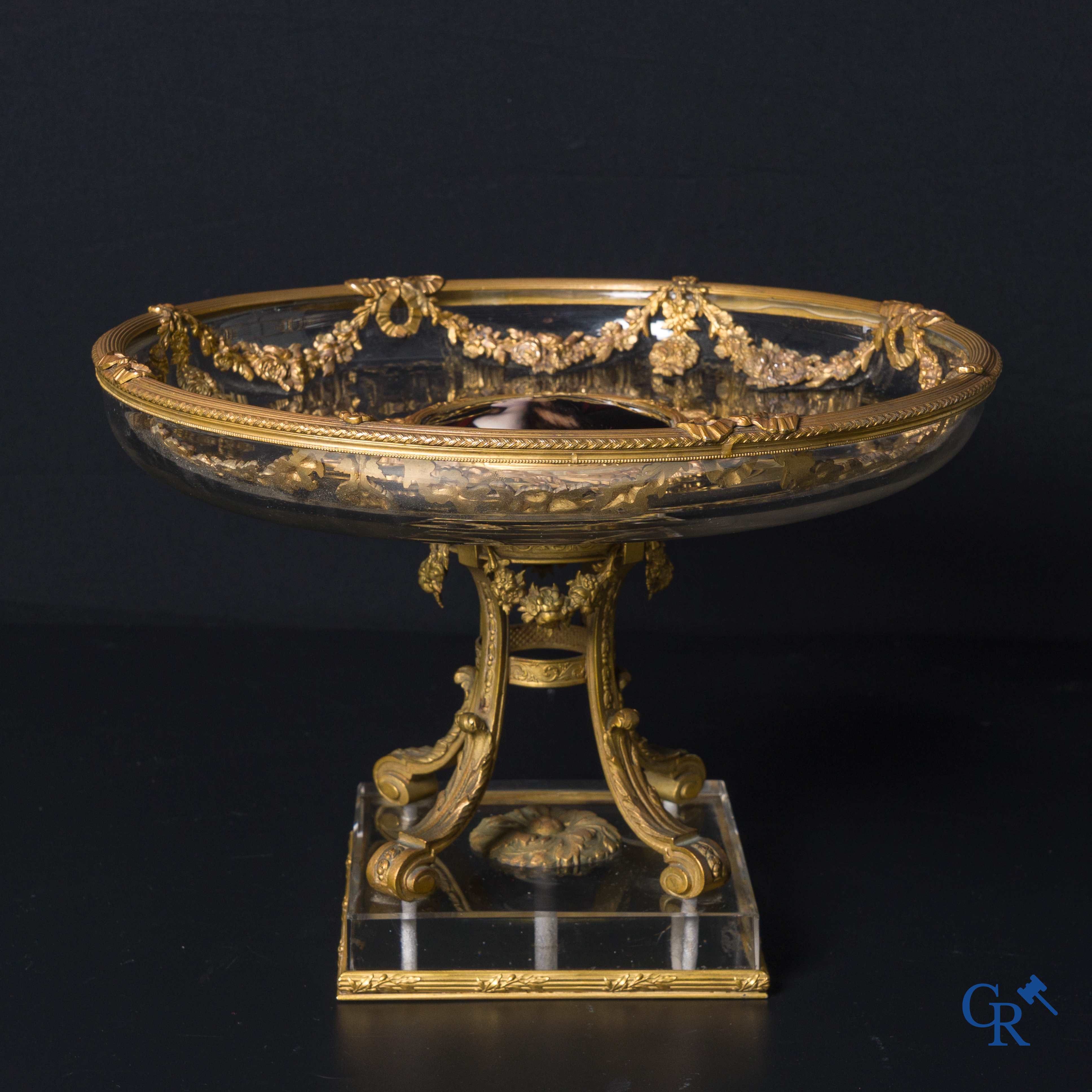 Exceptionel milieu de table en bronze finement doré, émail de Limoges et cristal. Vers 1920.