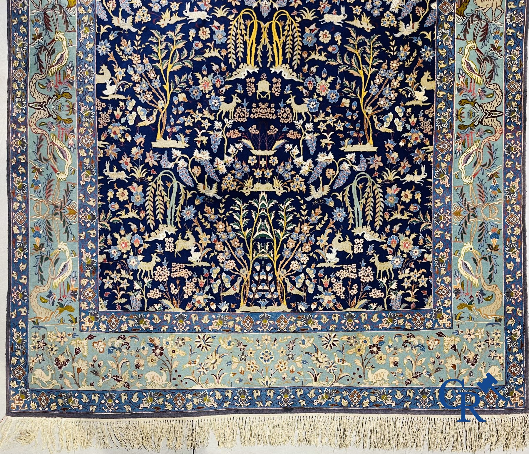 Tapis: Iran. Ispahan, tapis persan noué à la main avec un décor d'animaux, d'oiseaux, de plantes et de fleurs.