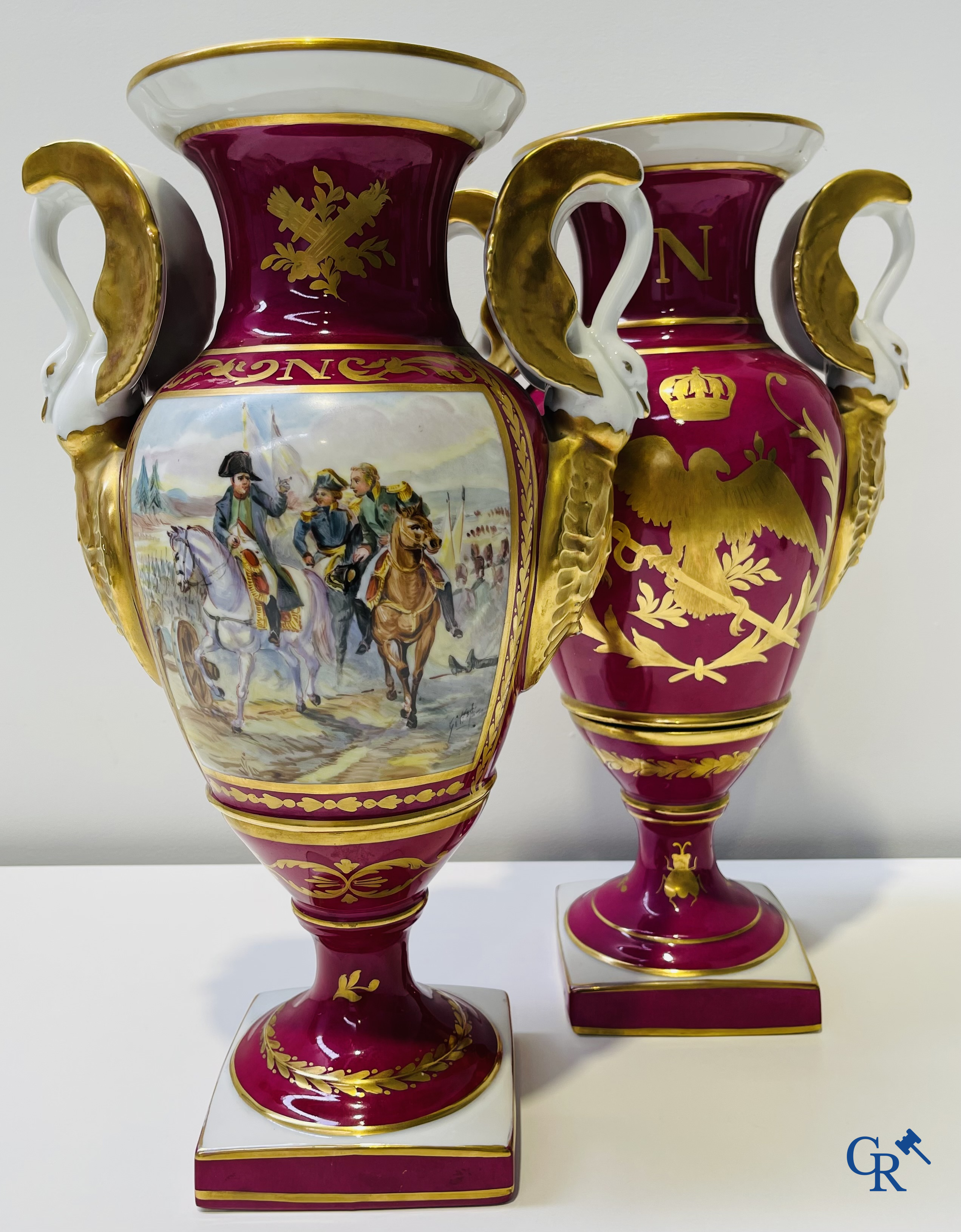 2 grands vases peints à la main en porcelaine de Paris avec des scènes de l'époque napoléonienne. Signé Gillet.