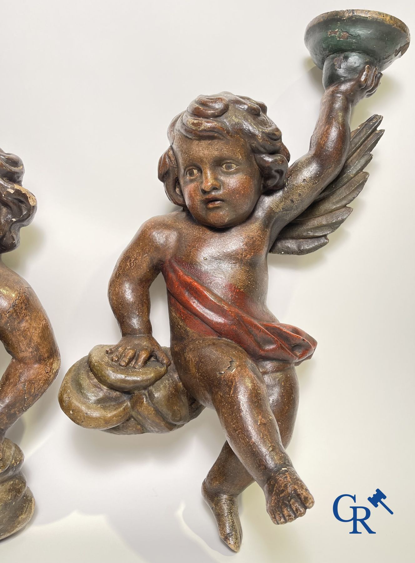 Sculptures en bois : Une paire d'anges en bois sculpté et polychrome du XVIIIe siècle.