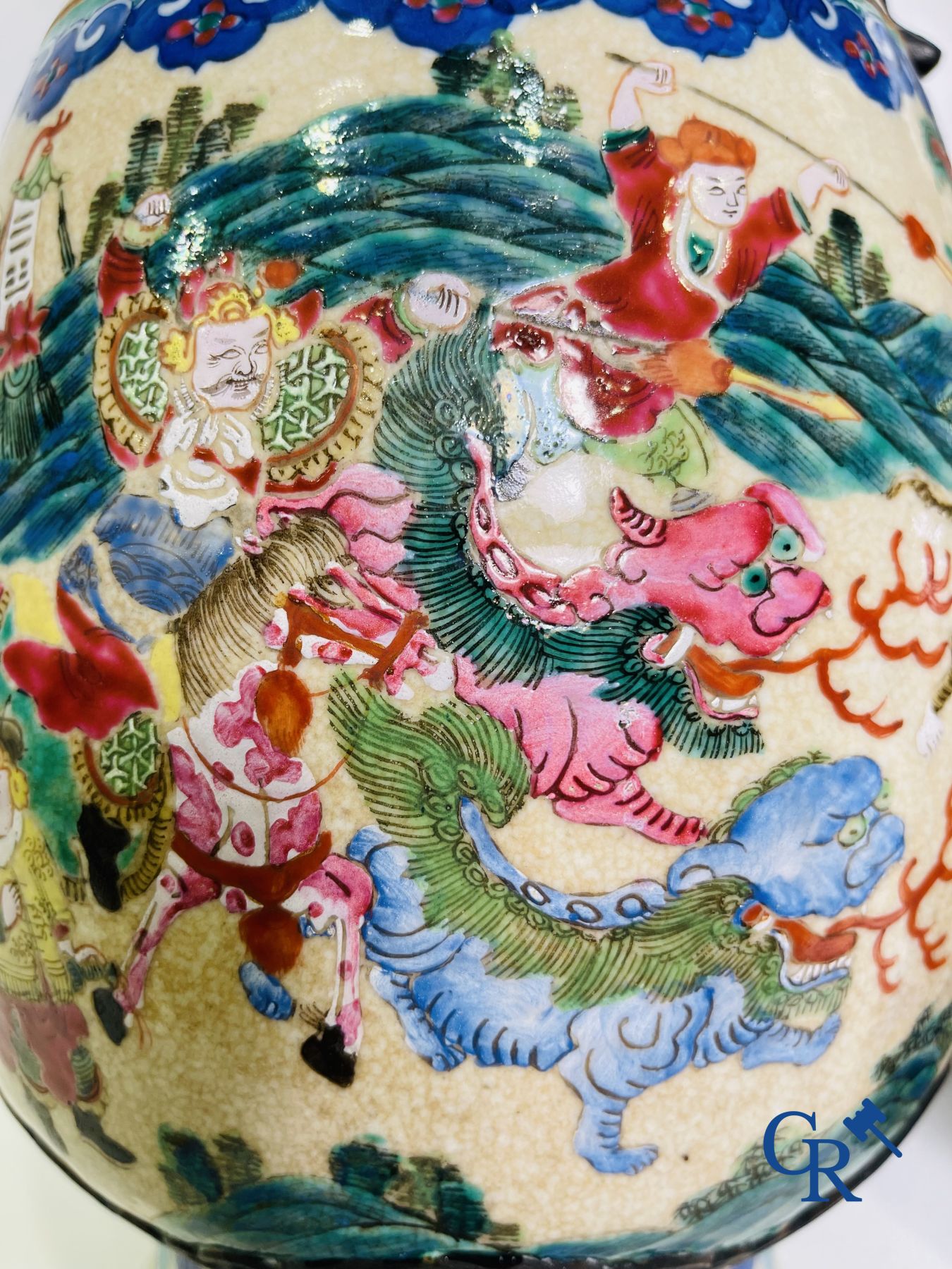 Art Asiatique : Une paire de vases Nanking Chinois décor famille rose.