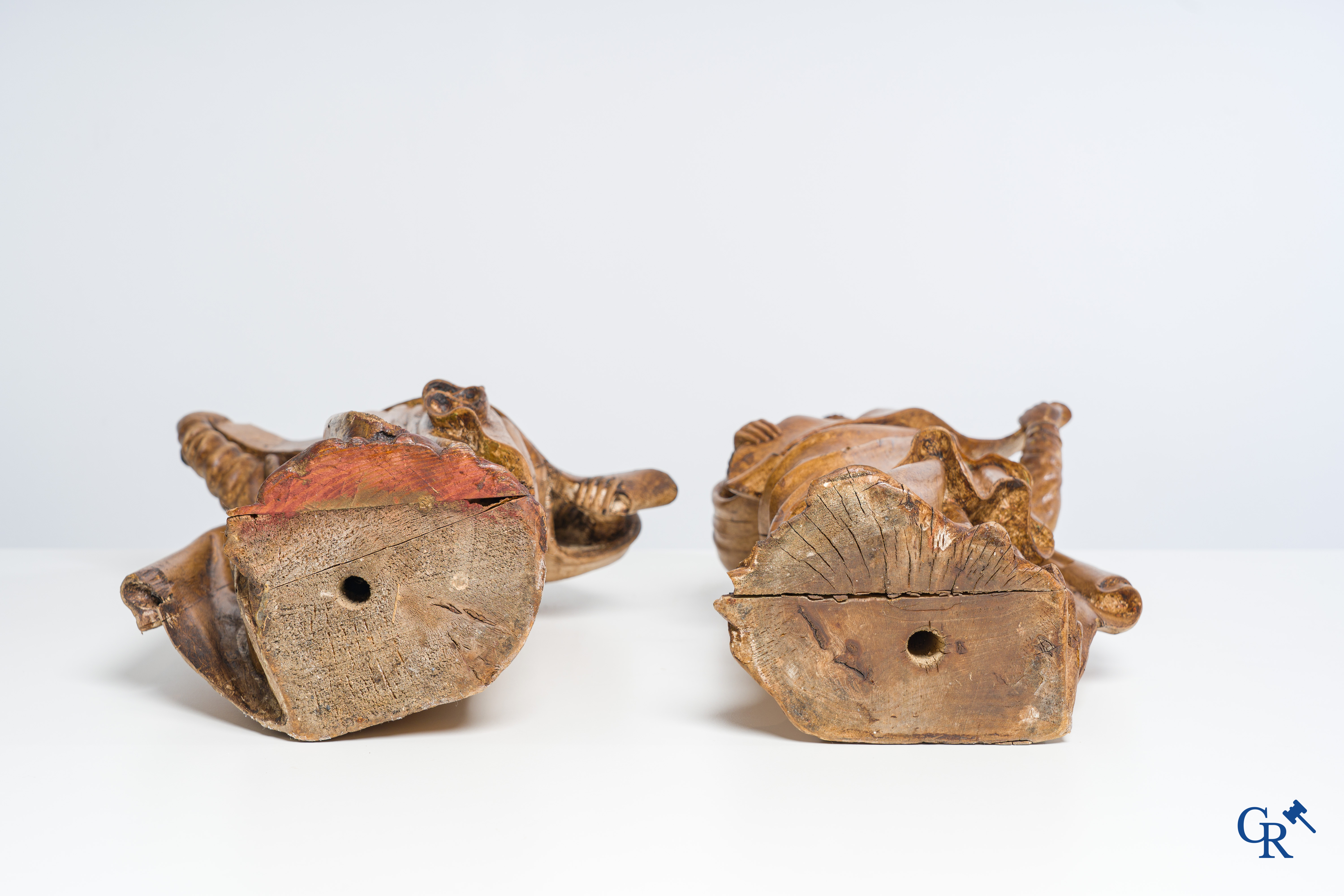 Religious objects. A pair of wood-carved angels. Late 18th, early 19th century.