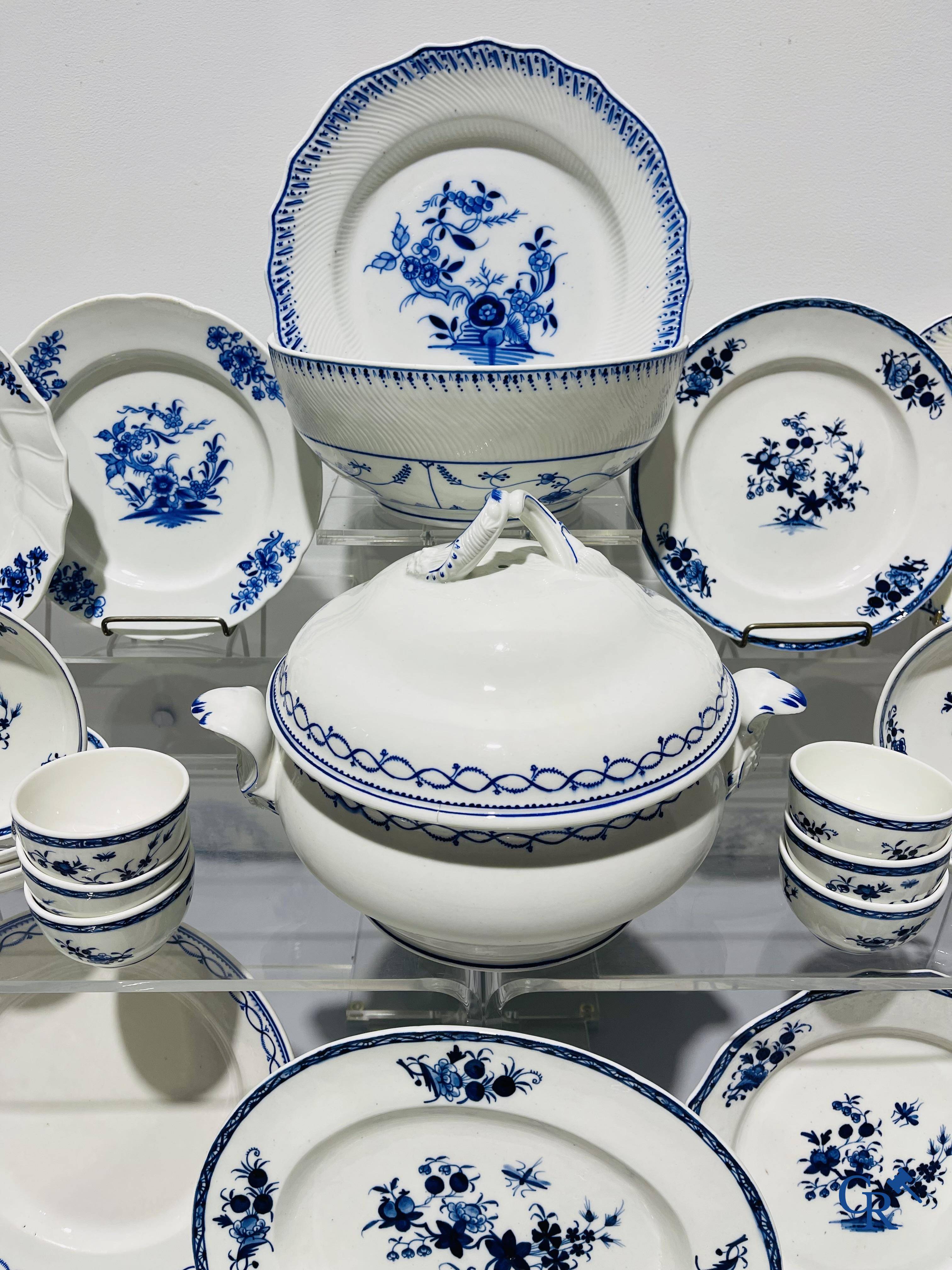 Europees porselein, Doornik. Een groot lot diverse stukken blauw wit porselein en faience. 18e - 19e eeuw.